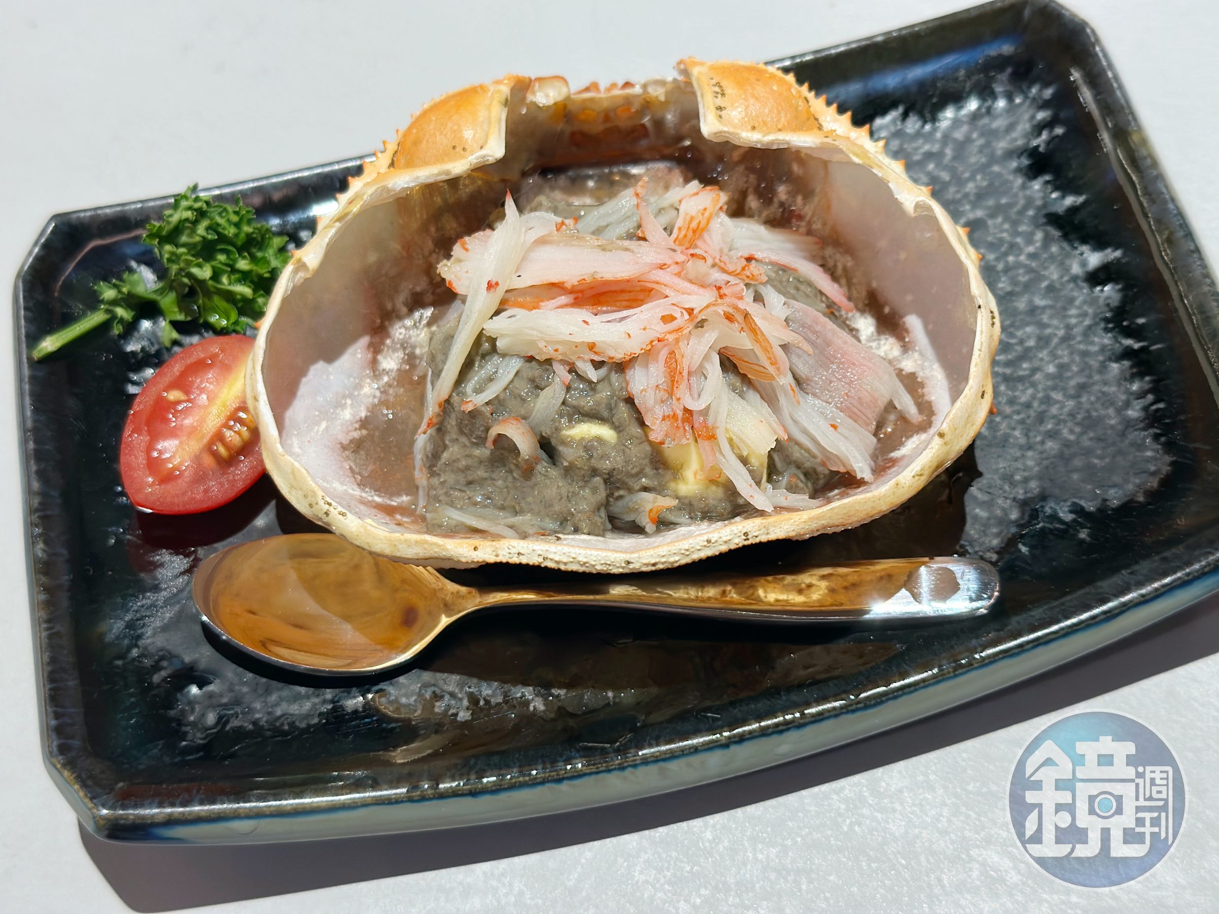 「蟹膏生干貝」特選北海道生鮮級干貝融合松葉蟹膏,鮮甜的蟹膏炙烤至微微焦香超級下飯。