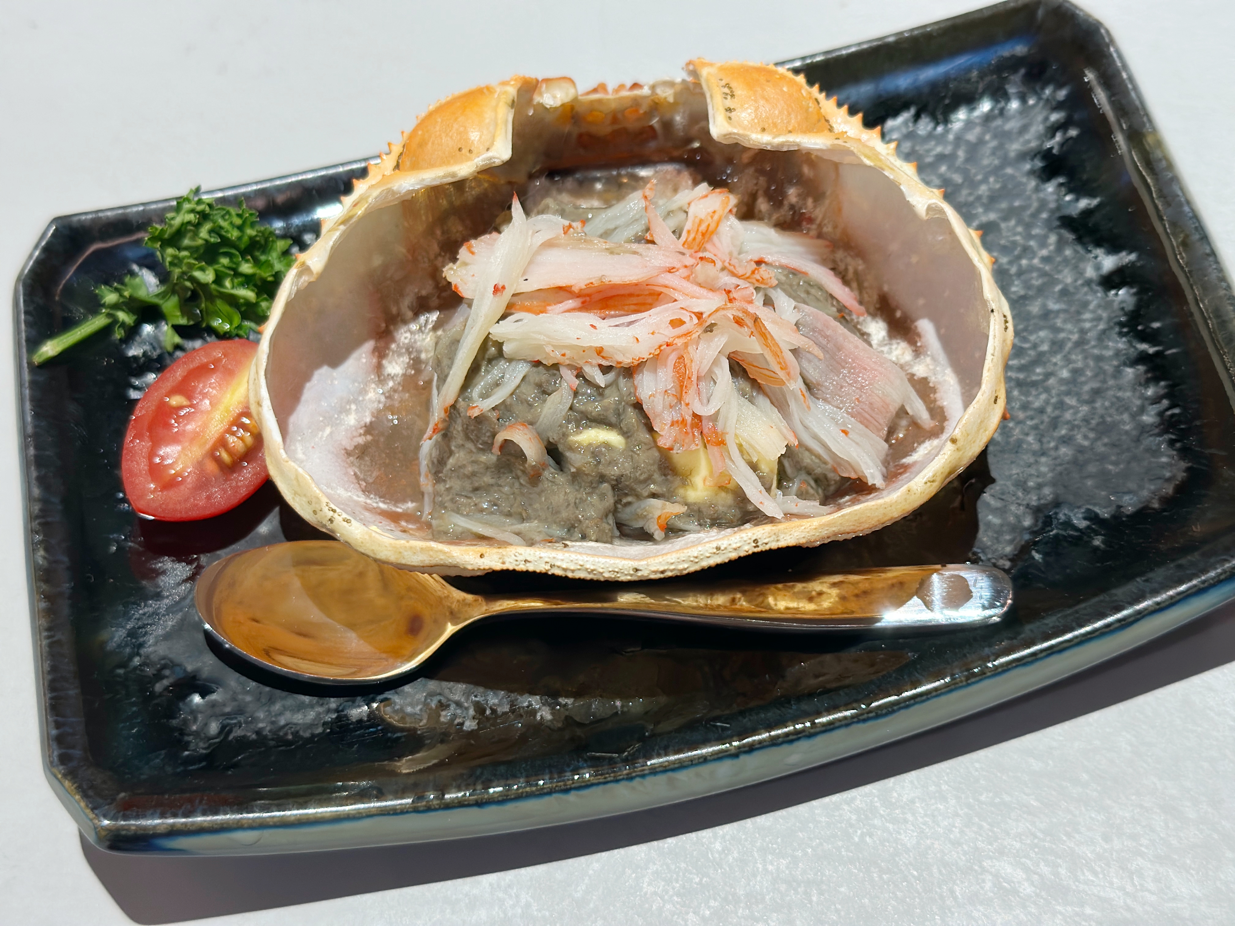 「蟹膏生干貝」特選北海道生鮮級干貝融合松葉蟹膏,鮮甜的蟹膏炙烤至微微焦香超級下飯。