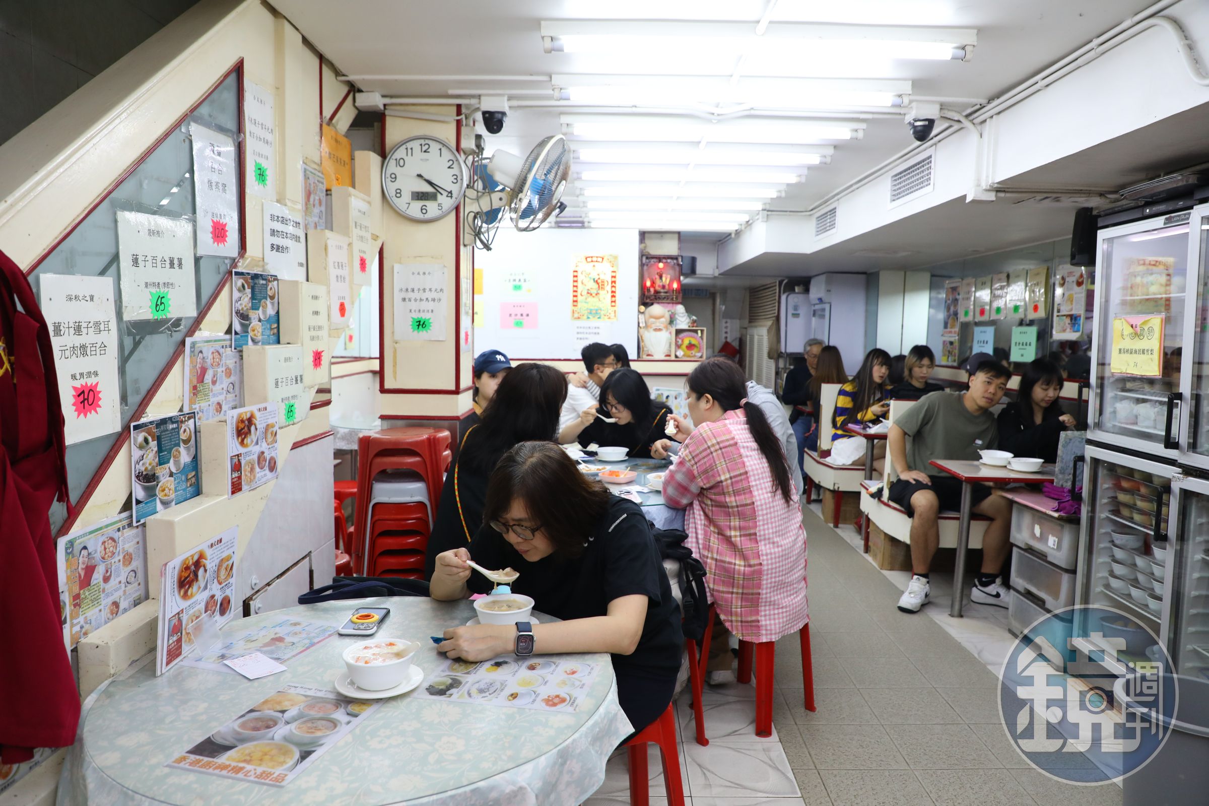 店內空間不大,但來往客人極多,各種年齡都有。