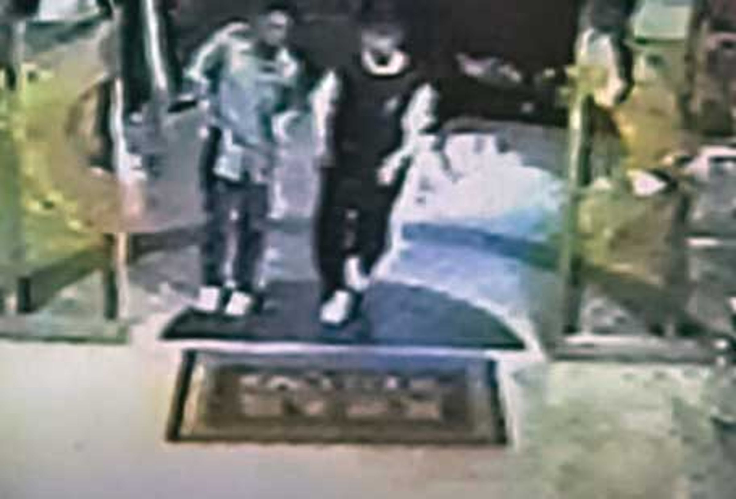 陳勇志（左）與同夥進入普羅酒店，被店內監視器清楚拍下。（東森新聞提供）
