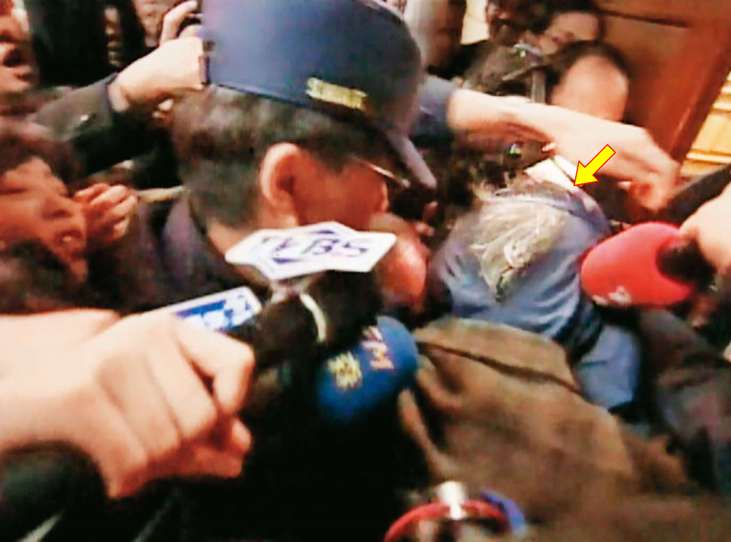 游男(箭頭處)在檢警勸說下轉為汙點證人,揭發詹女對黃姓立委仙人跳的真相。(東森新聞提供)