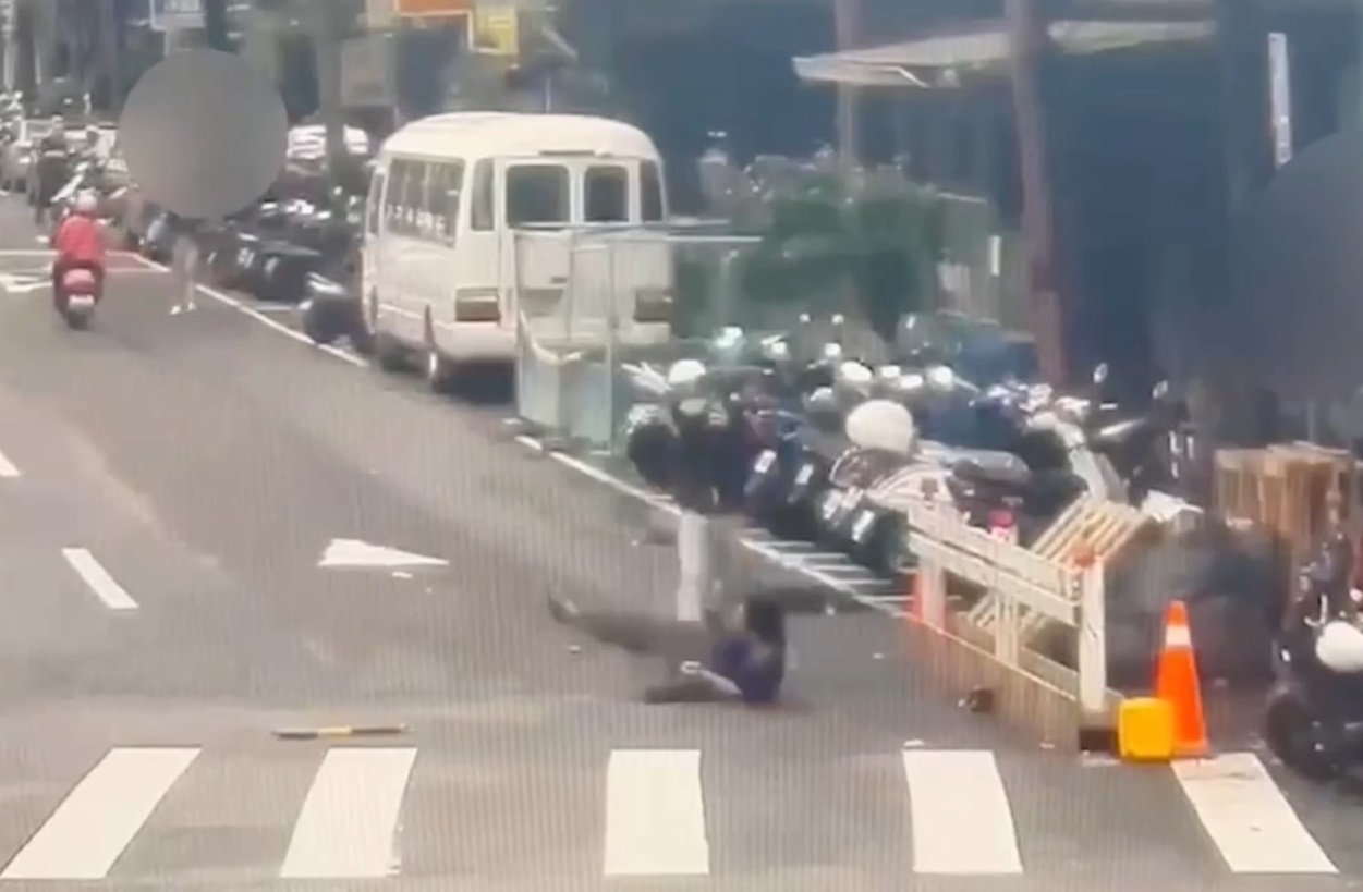 沈男逃出家中仍被一路追打，過程中一度跌倒在地。（翻攝畫面）