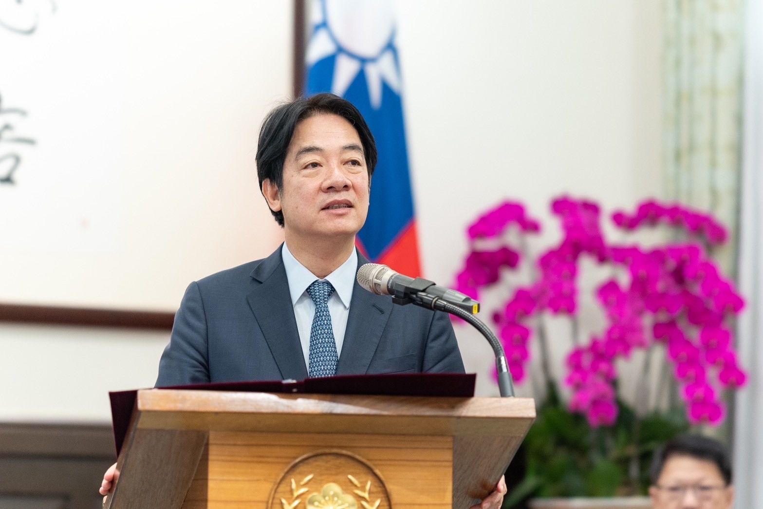 總統賴清德17日專程出席總統府祕書長潘孟安母親告別式，不用看稿、一字不漏唸出150字點主文，引發關注。（總統府提供）