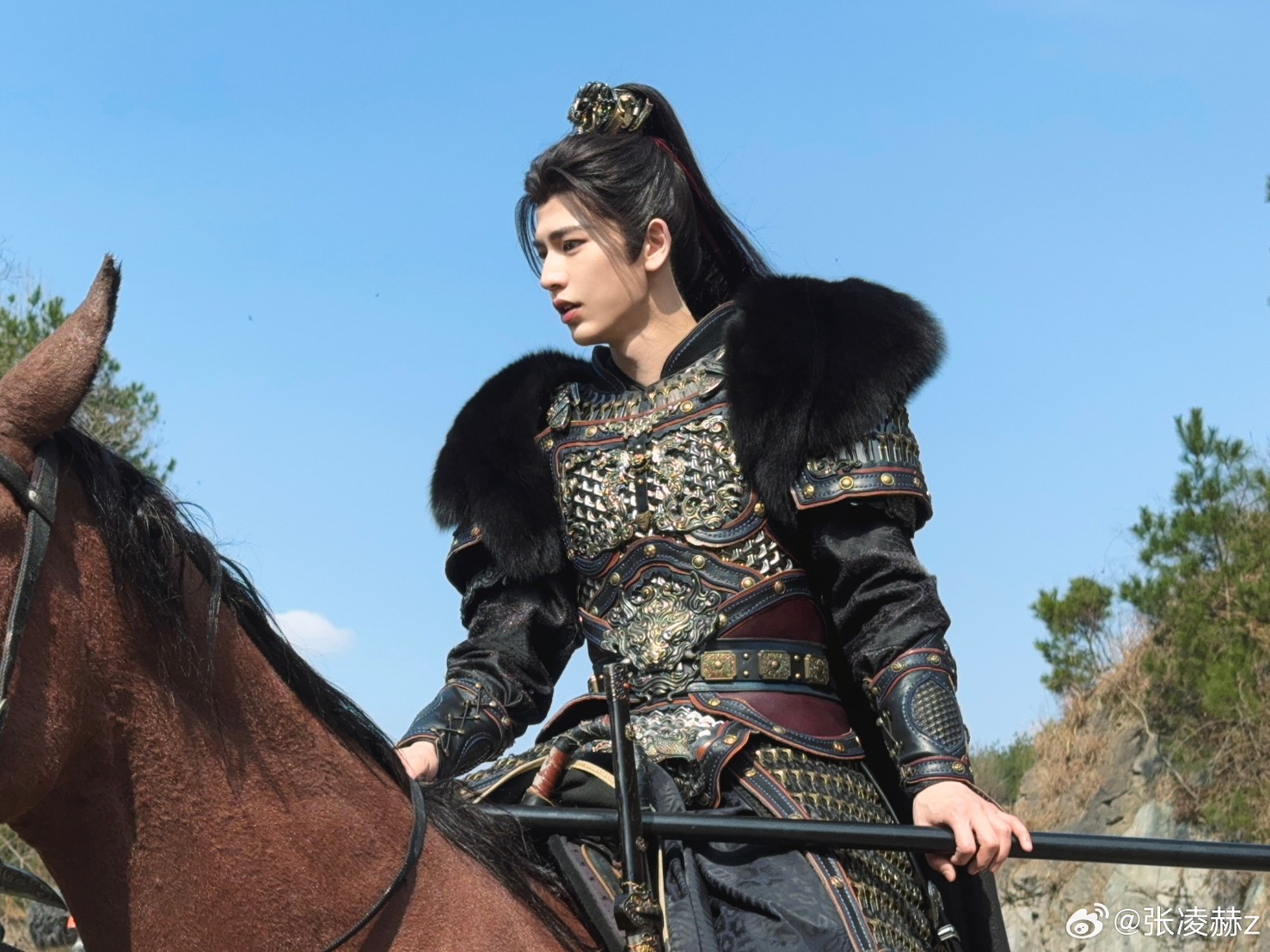 張凌赫《逐玉》的英姿吸引不少粉絲。（翻攝自張凌赫微博）