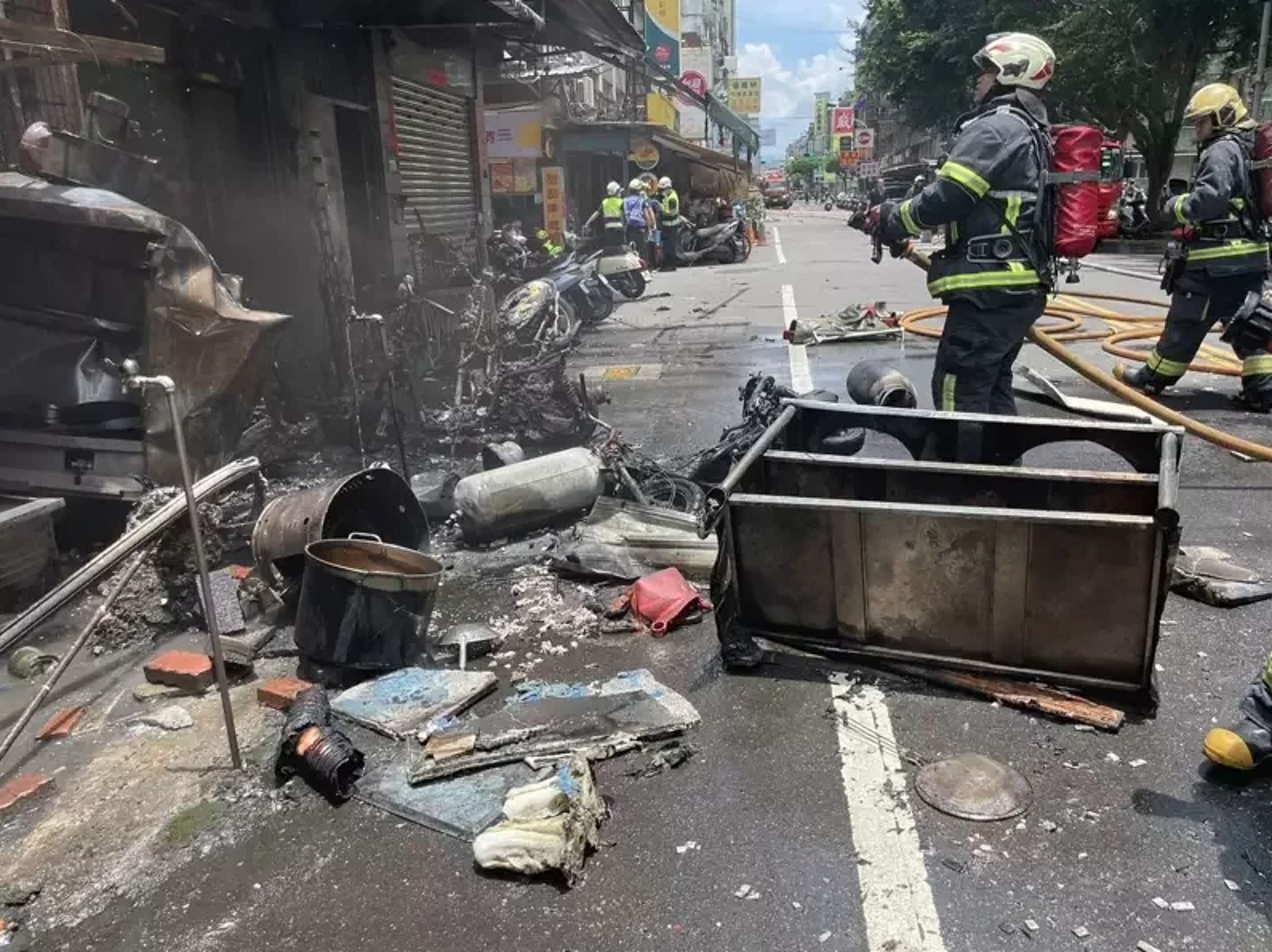 麵店旁的美甲店以及現場停放之機車也連帶遭受波及。(翻攝畫面)