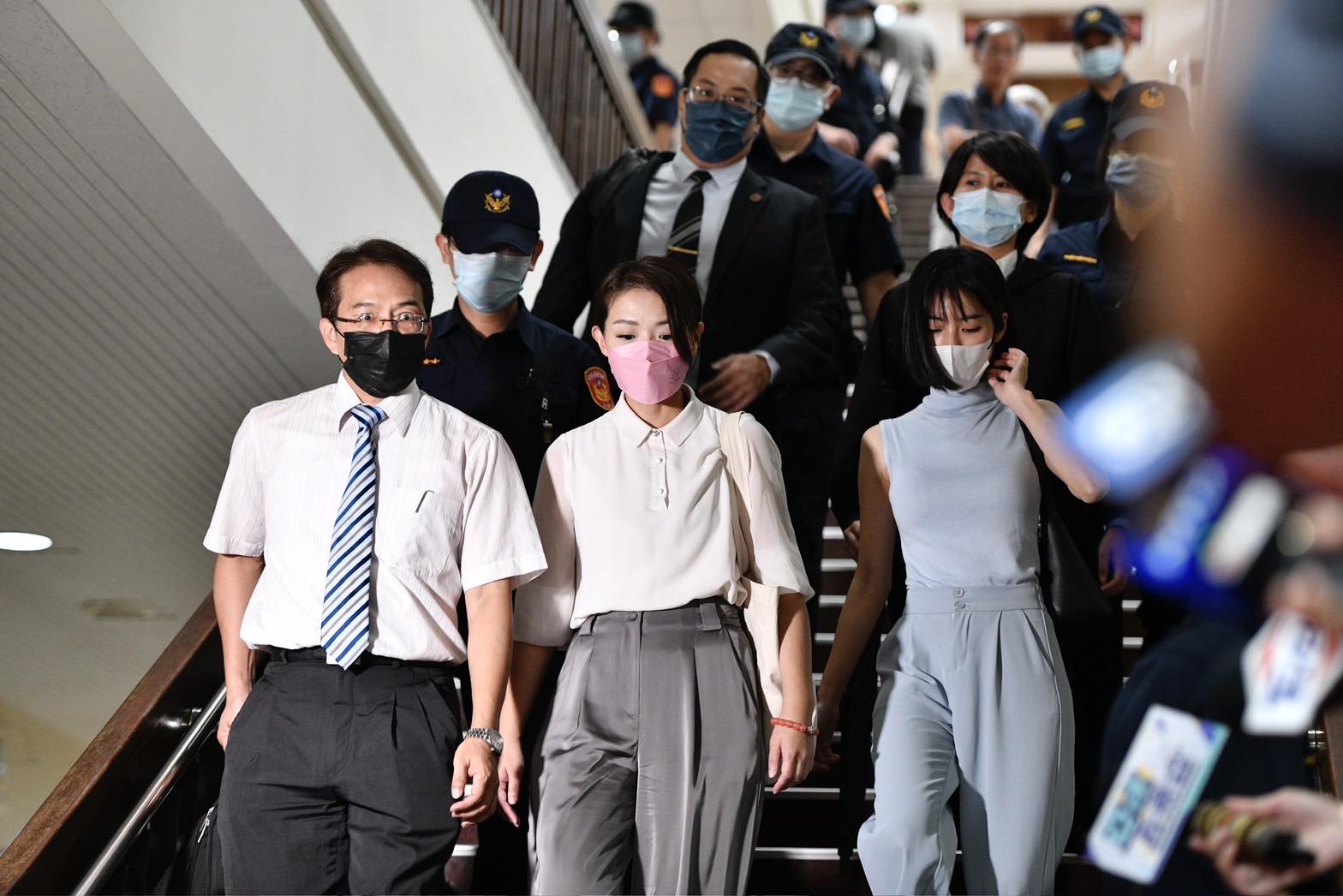 高虹安針對旅美教授陳時奮(筆名翁達瑞)自訴誣告案出庭。