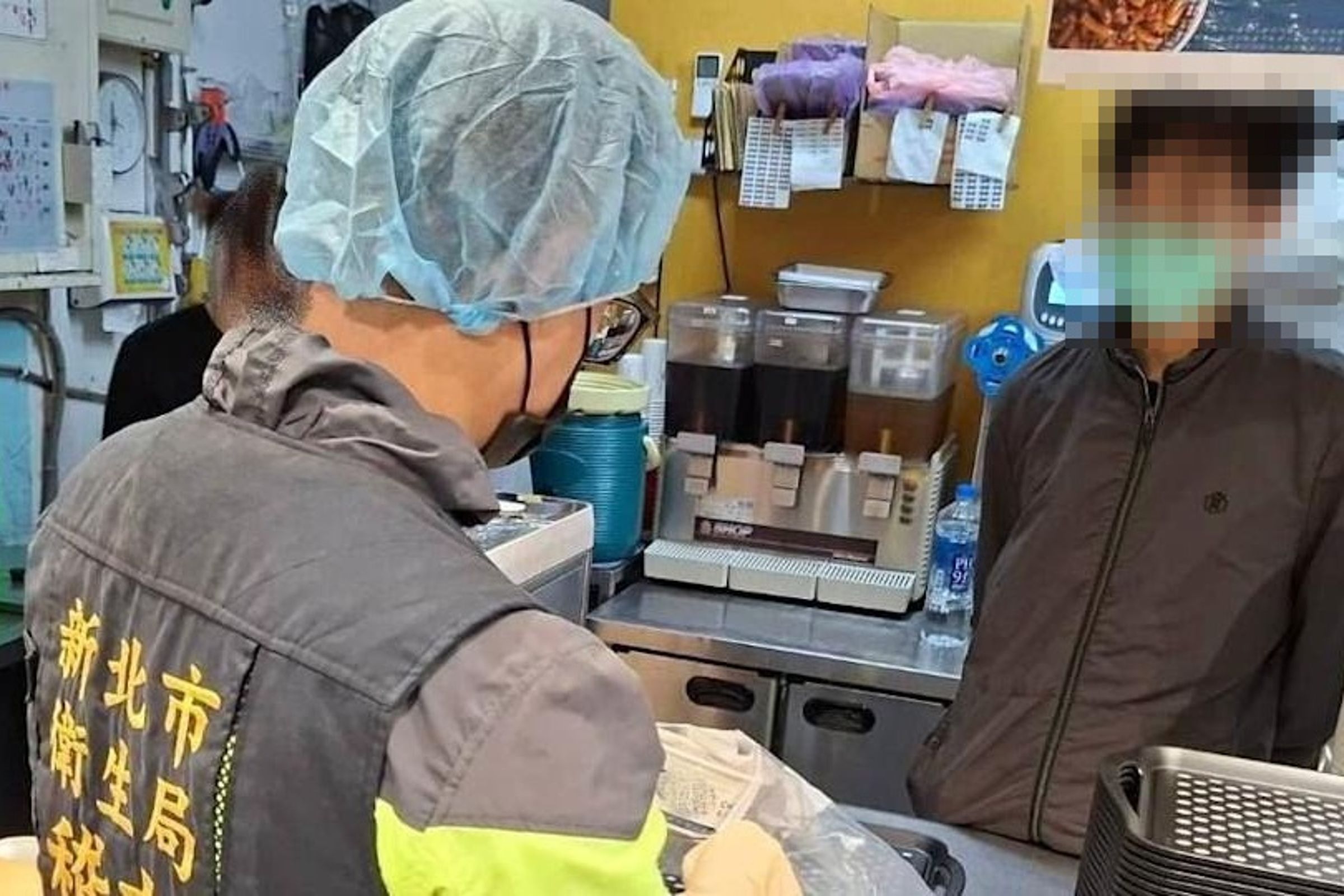 清六食堂疑似集體食物中毒案持續延燒,今日就醫通報數上修至148人。(新北衛生局提供)