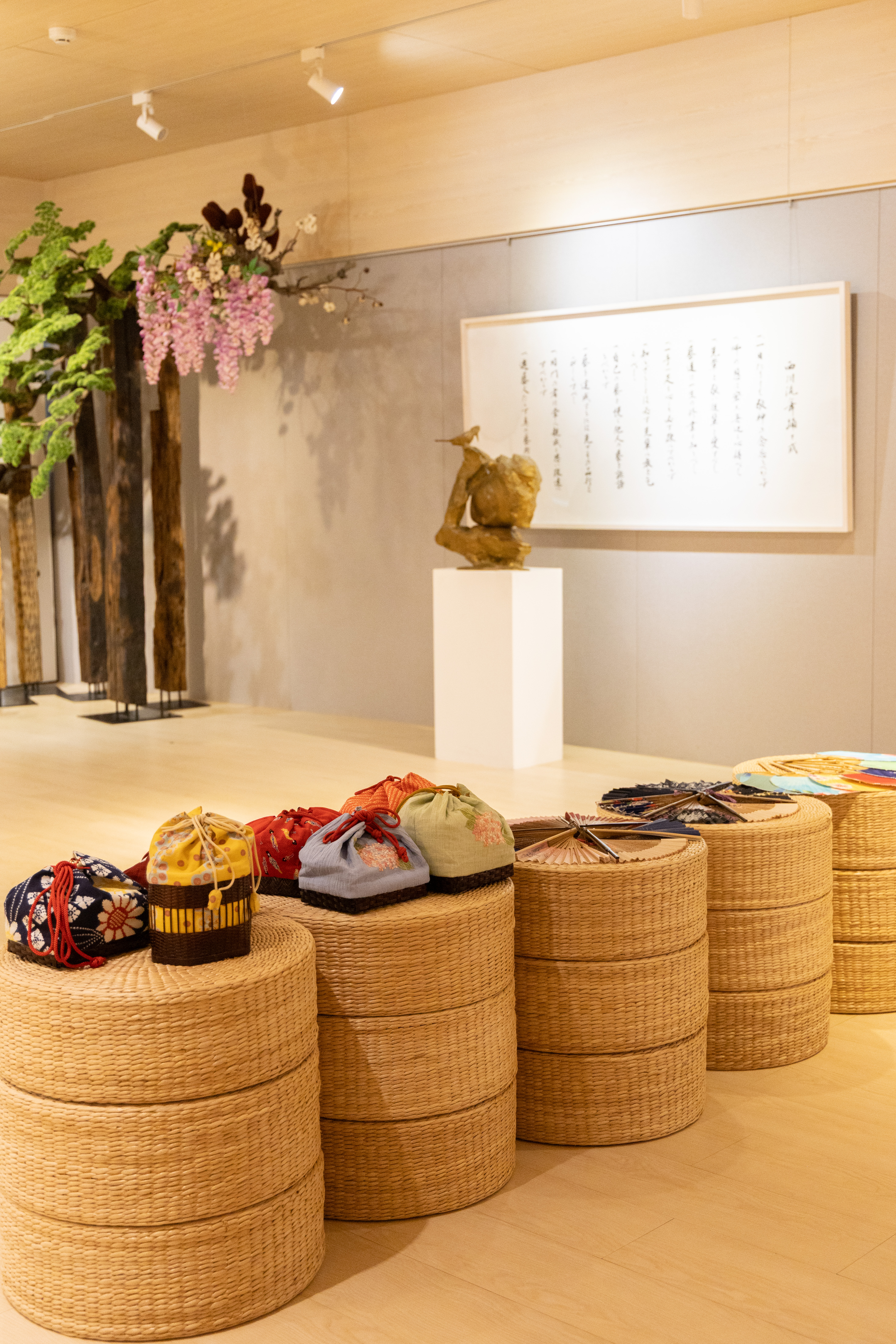 店裡提供包含和服租借、專業著裝、日系妝髮造型與風格攝影的一站式專業服務。