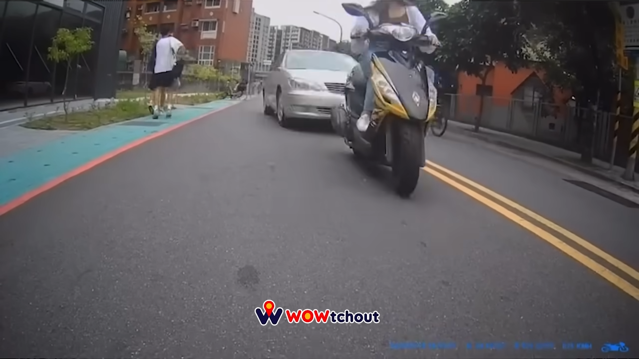 余男駕駛的小客車直直朝機車女騎士的方向撞去，網友驚呼根本是蓄意殺人。（翻攝自YouTube WoWtchout - 地圖型行車影像分享平台）