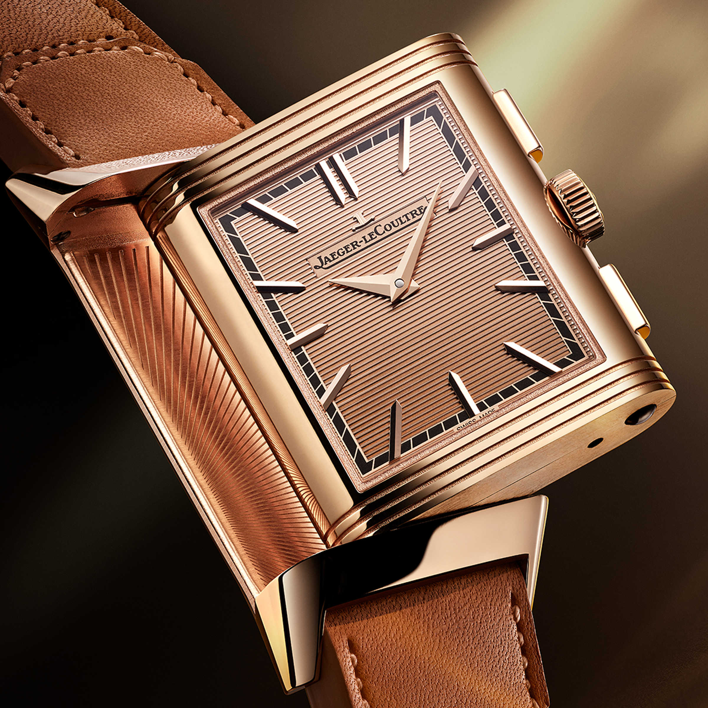 JAEGER-LeCOULTRE Reverso Tribute Chronograph 積家大受好評的Reverso翻轉系列計時碼錶，推出全新「玫瑰金」限量版，錶殼、面盤與機芯橋板，都採用實心的18K玫瑰金材質，色澤優美又貴重。而獨家雙面860機芯，正面簡約顯示時、分，翻面則有厲害的逆跳分計時碼錶，展現製錶功力。 功能：時、分指示；逆跳分鐘計時碼錶 機芯：手上鏈機芯 定價：約NT$2,220,000（限量250只）
