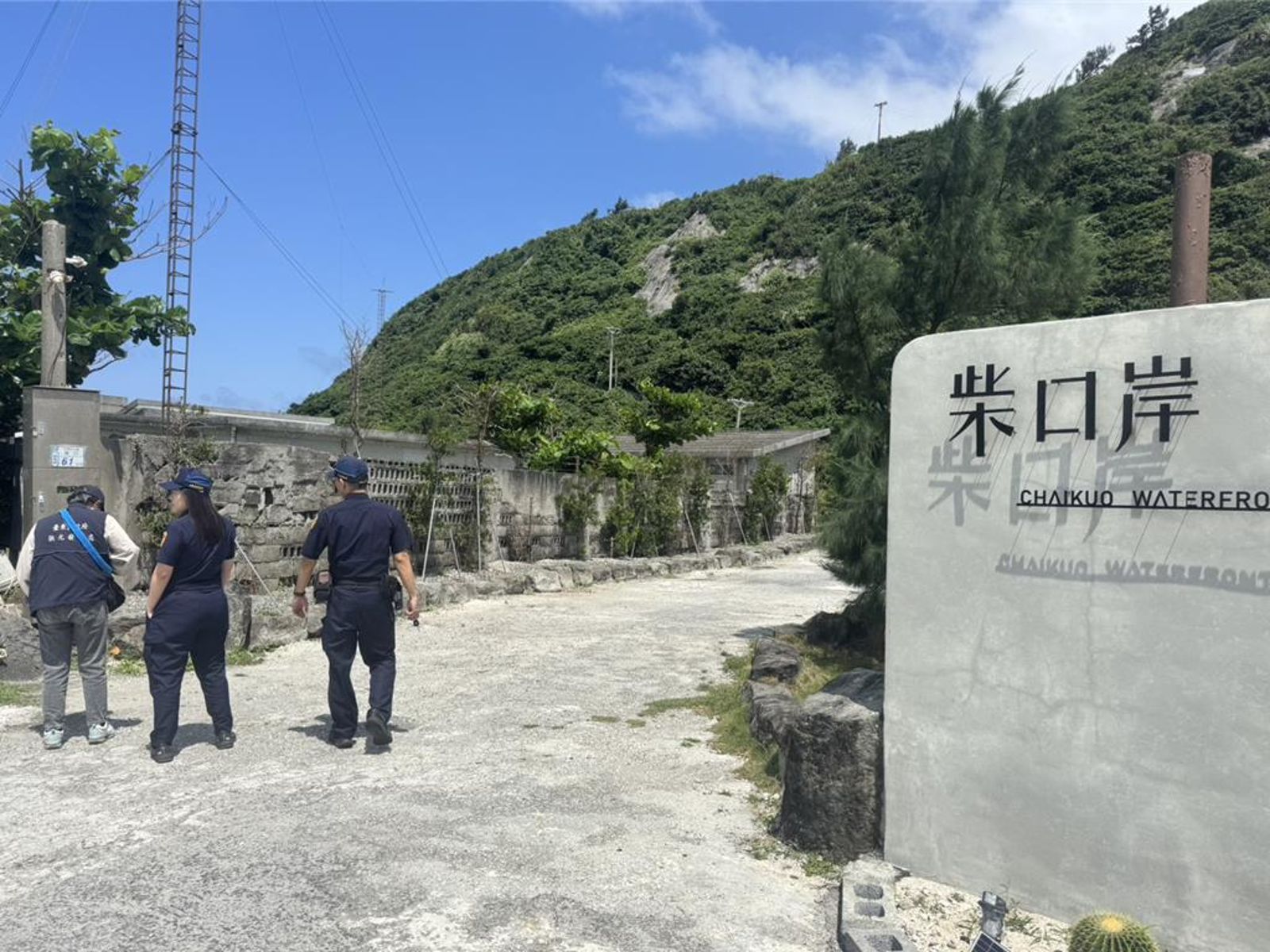 台東縣府今日上午前往綠島「柴口岸」民宿稽查，確認是非法營業且屬違建。（台東縣政府提供）
