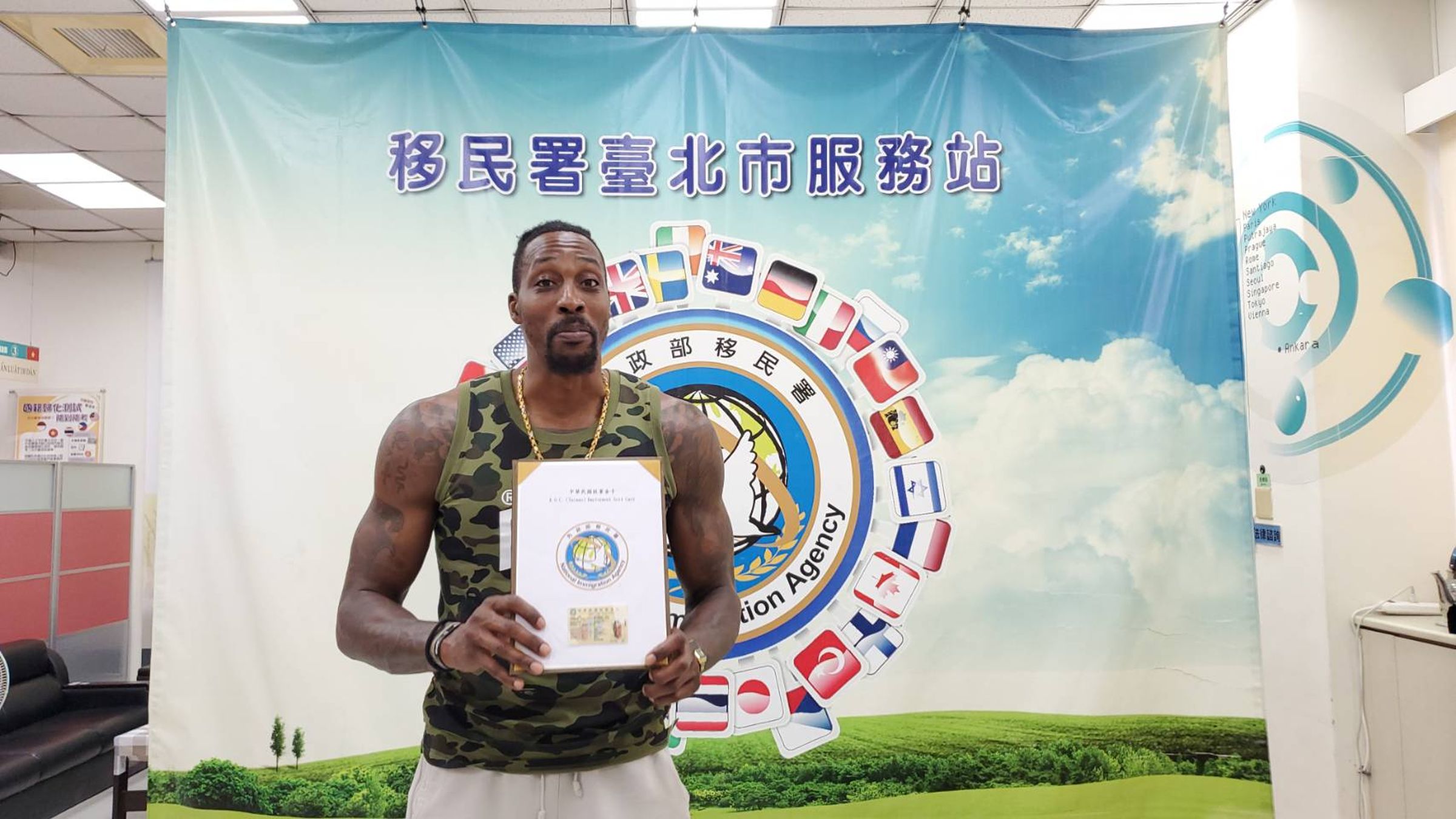 霍華德獲頒就業金卡。（移民署提供）