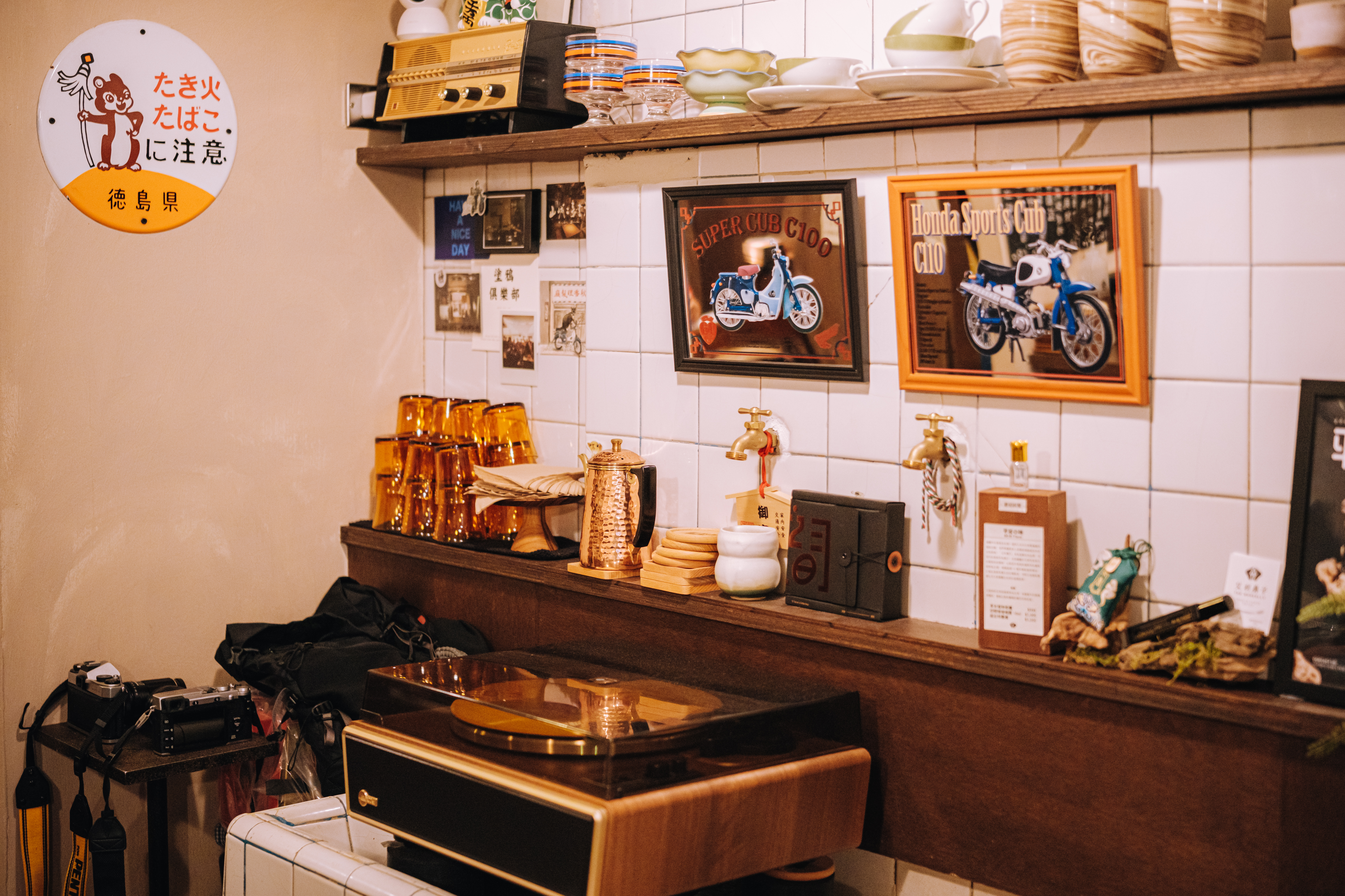 店內輪播著小虎隊以及80年代的歌曲，回憶湧現。