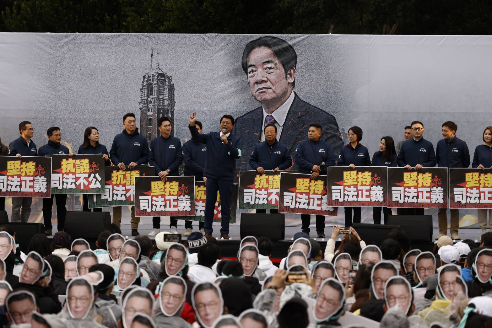 謝龍介發言時表示,他要向大家說聲對不起,因為他最近監督的不好(指總統賴清德)。