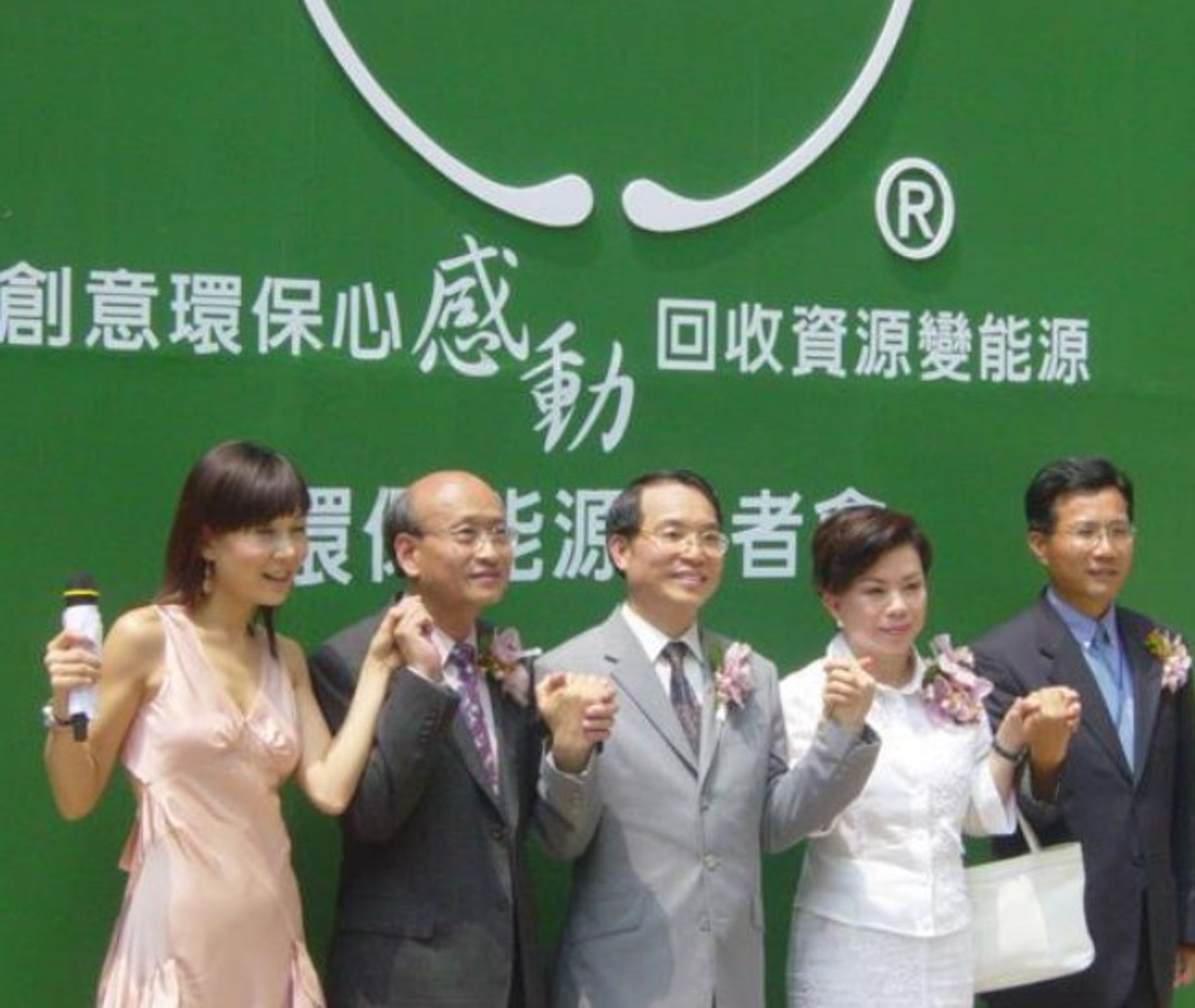 黃慧娟（右二）帶領企業舉辦環保風車活動。（黃慧娟家屬提供）