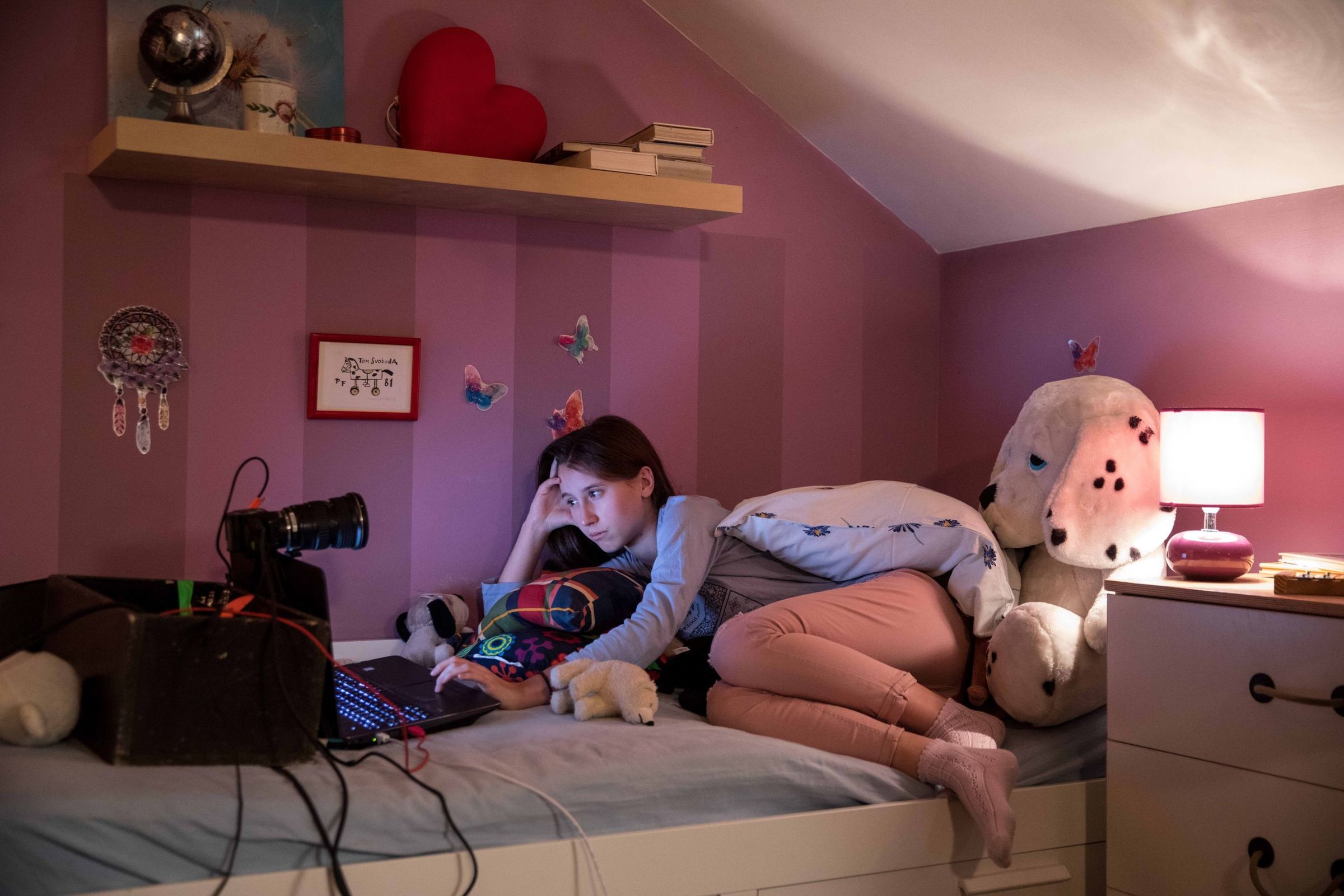 捷克紀錄片《我12歲,你介意嗎?》記錄網路性騷擾與剝削的黑暗實況。(公視提供)