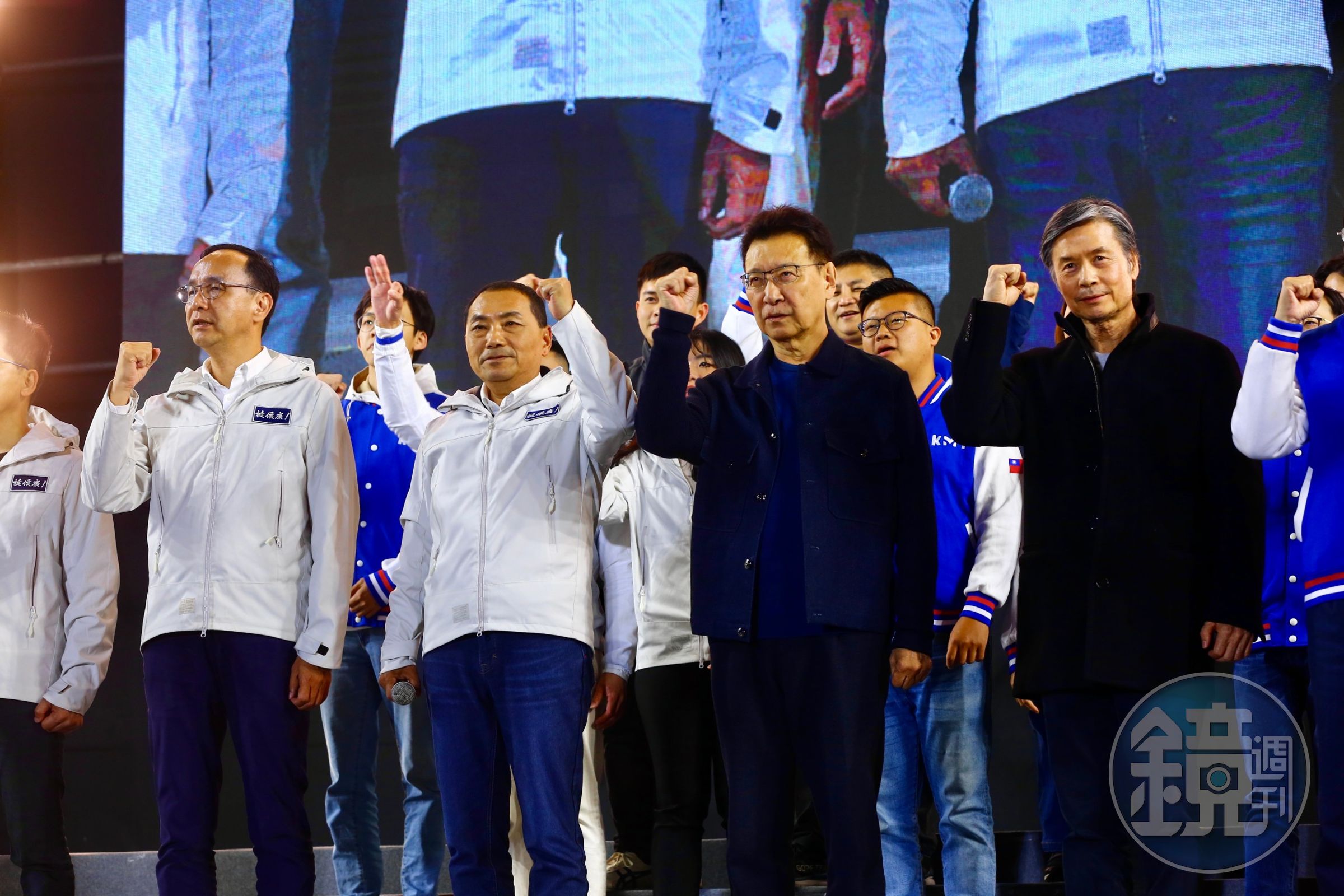 國民黨於2024總統大選敗下陣來,因此也有部分人點名黨主席朱立倫(左一)應下台,由趙少康(右二)接任。