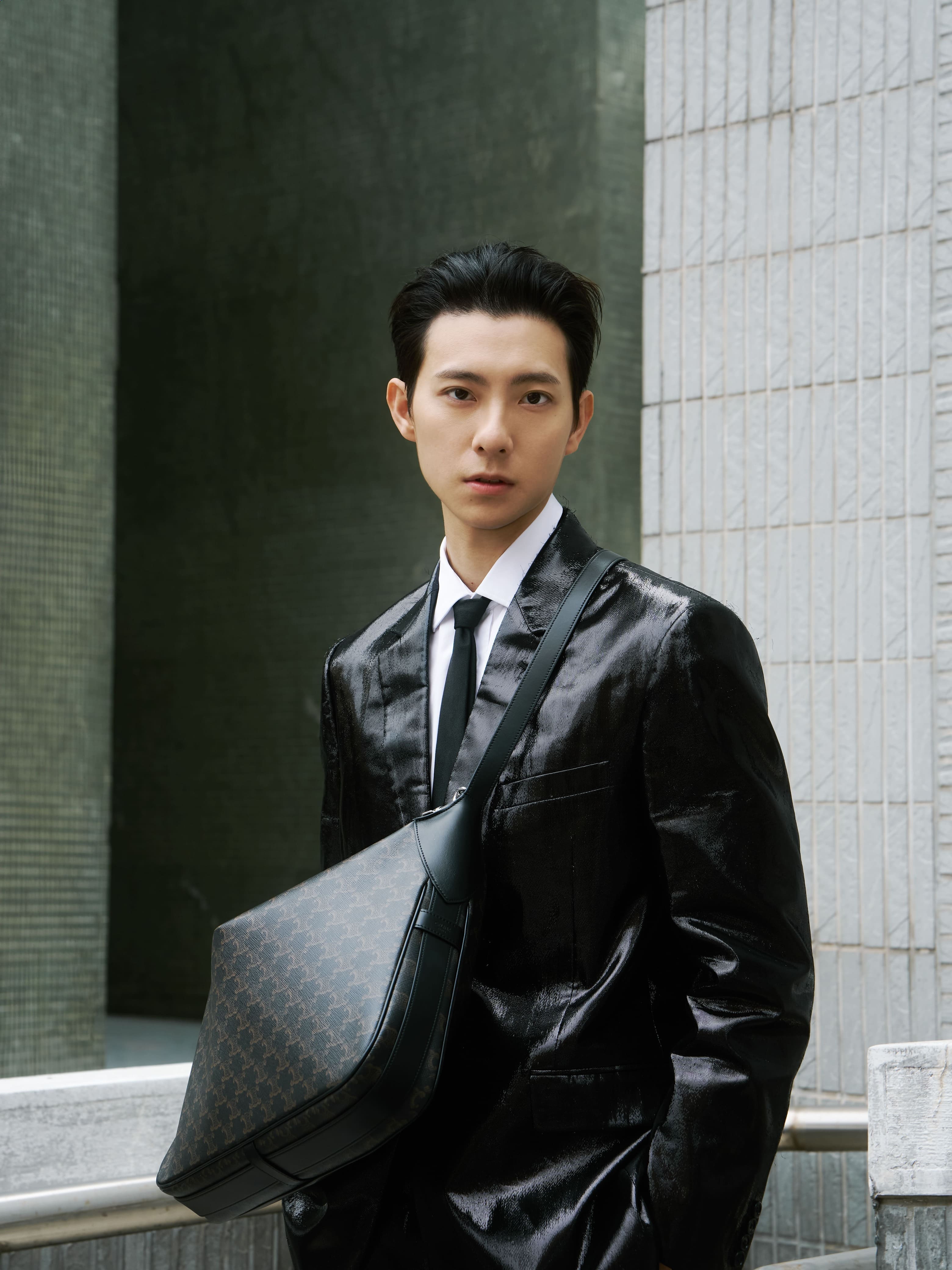 台灣新生代男演員彭千祐演繹紳士格調。(CELINE HOMME提供)