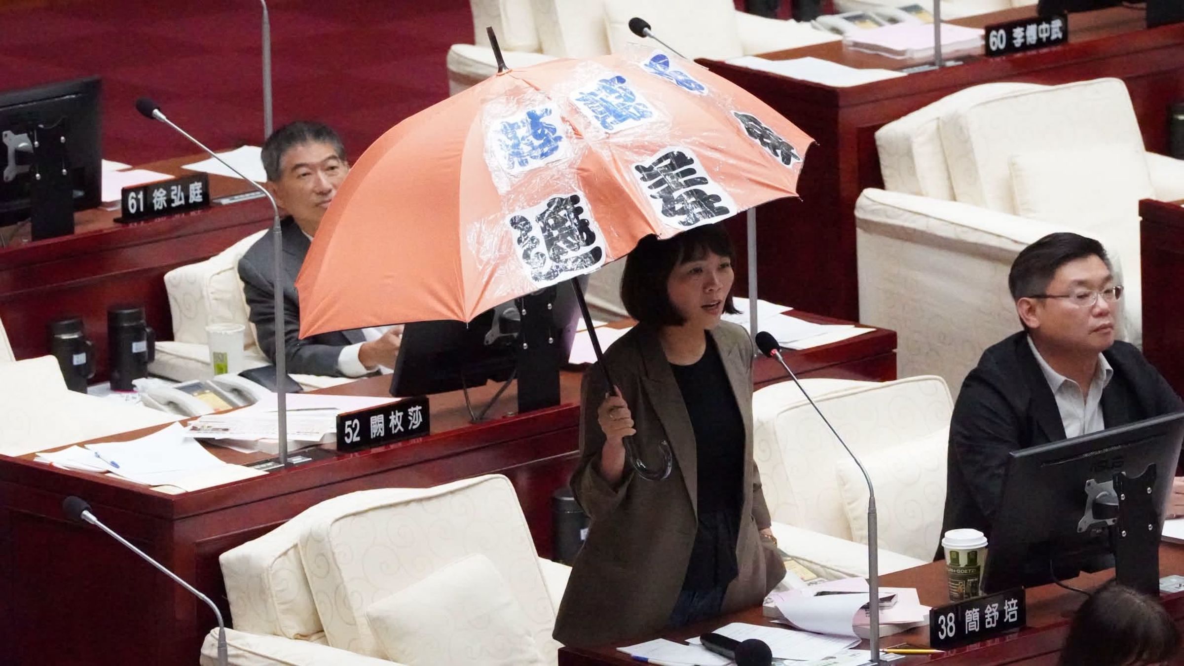 市議員簡舒培昨天質詢時,被市長蔣萬安嗆是「索資佛地魔」,相關畫面曝光引發熱議。(翻攝自簡舒培臉書)