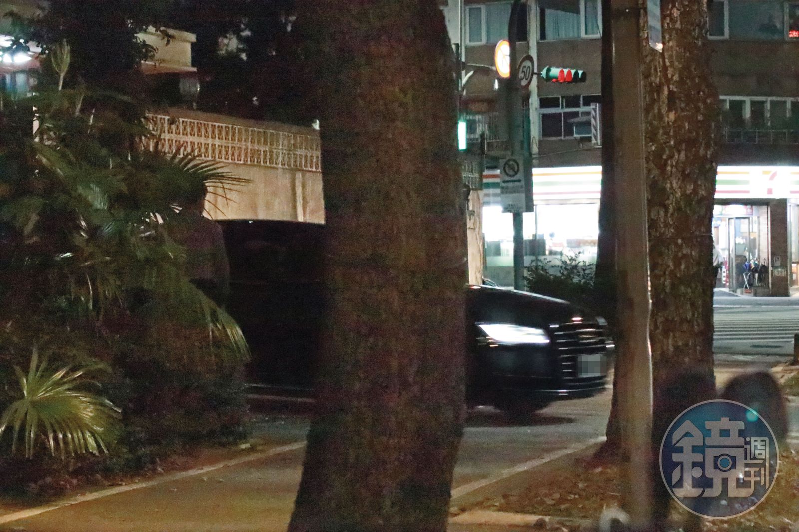 2025.12.15 23：06 晚間11時許，江啟臣座車自官邸駛出。