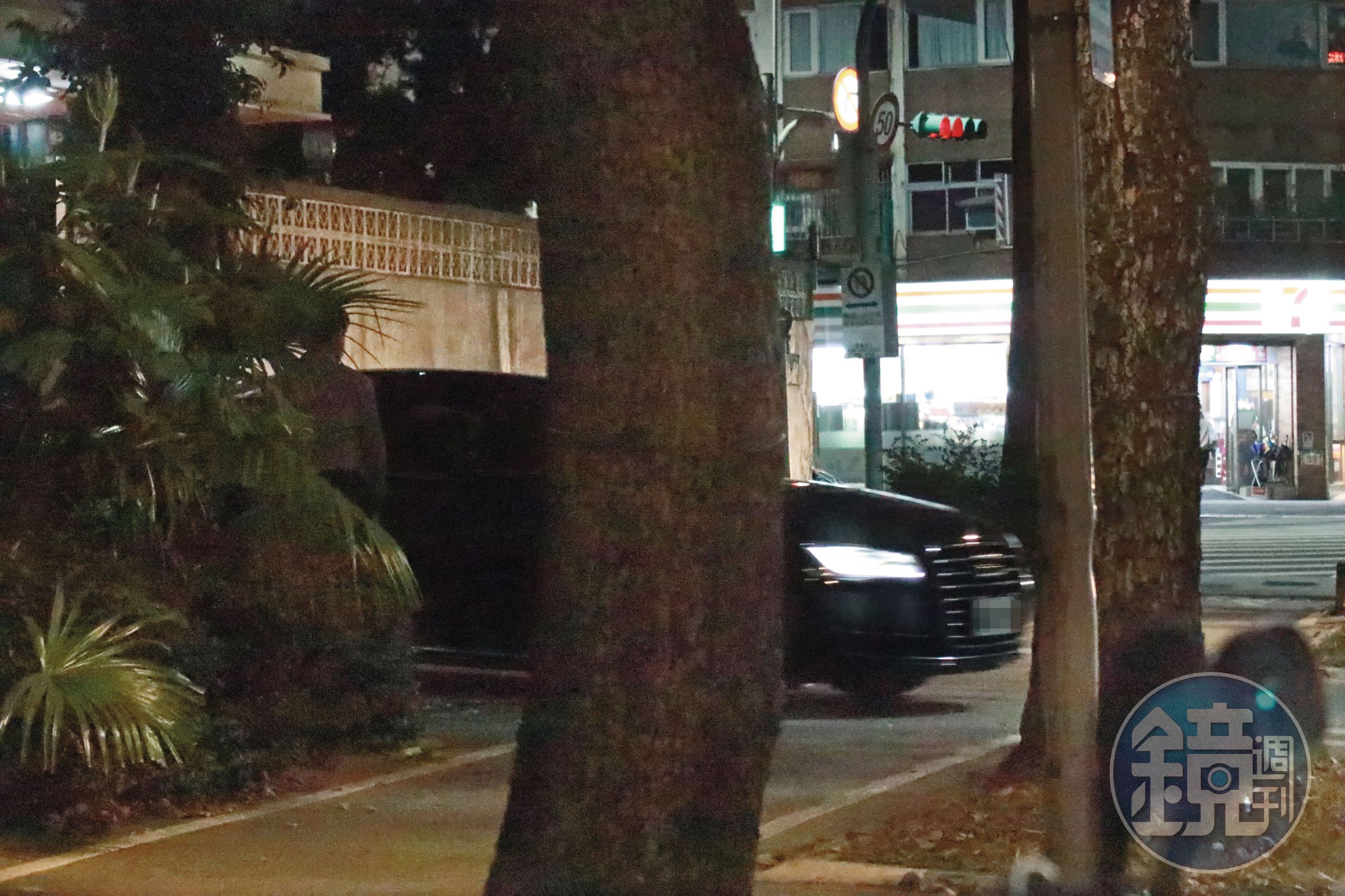 2025.12.15 23：06 晚間11時許，江啟臣座車自官邸駛出。