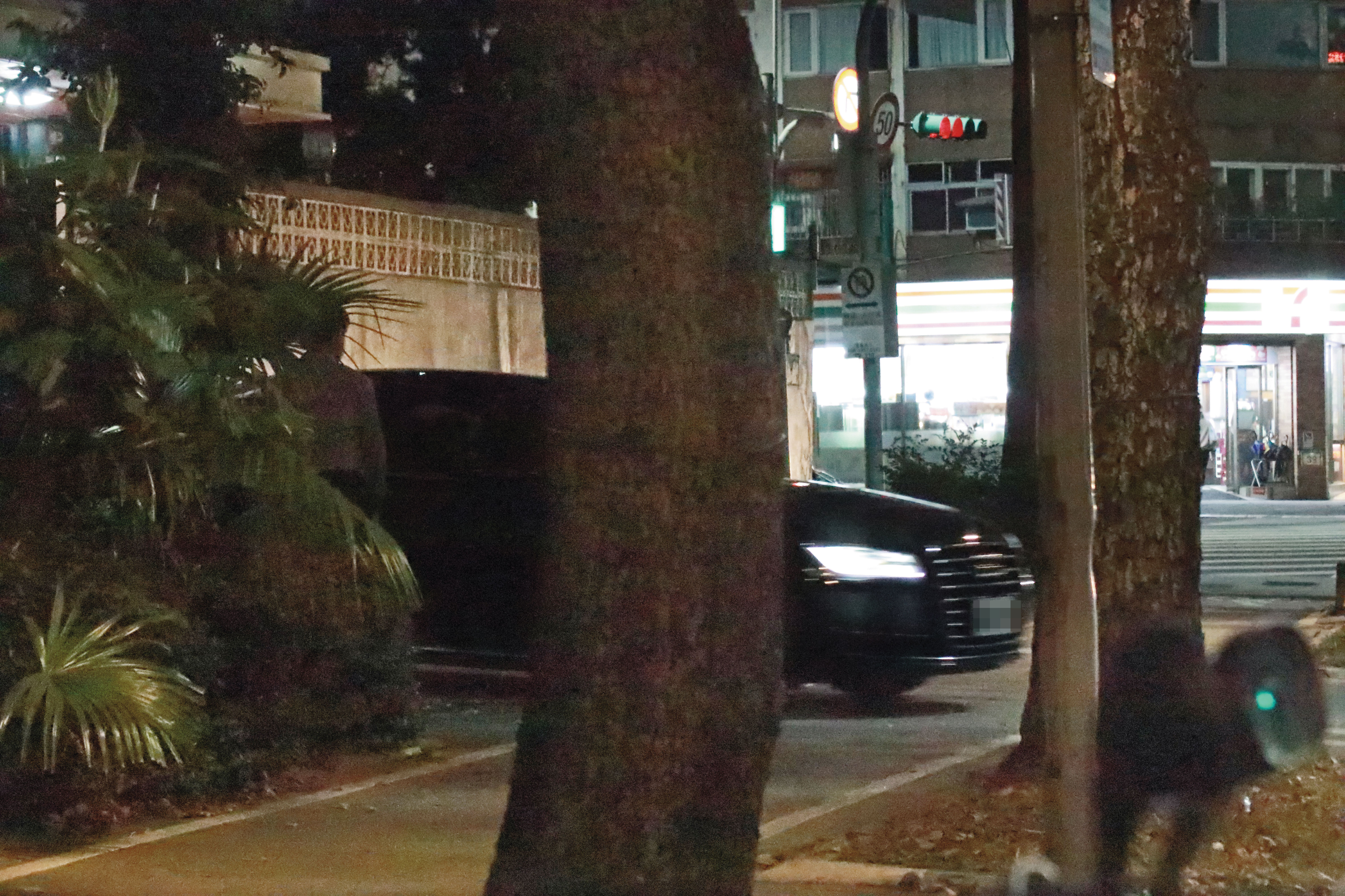 2025.12.15 23:06 晚間11時許,江啟臣座車自官邸駛出。