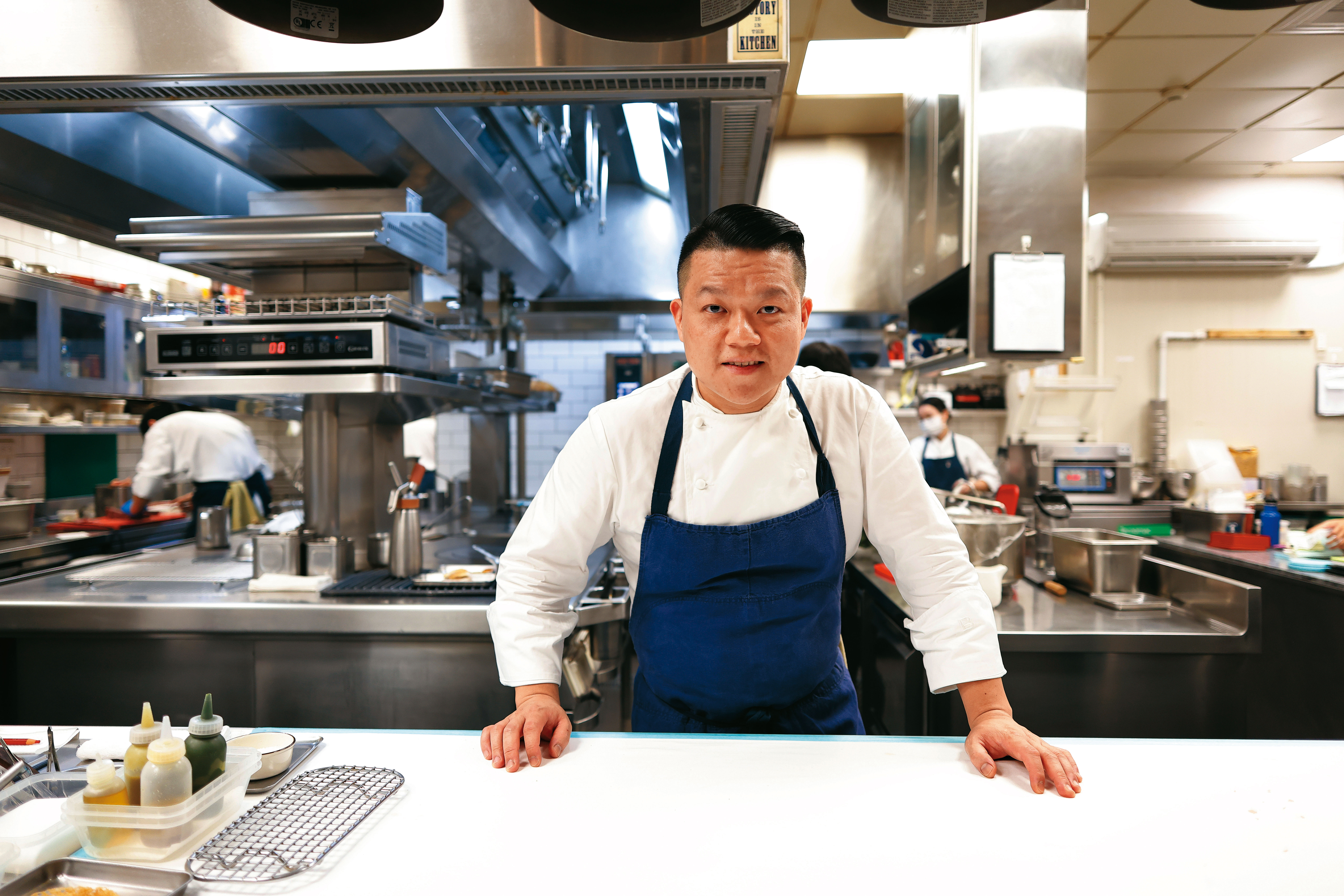 廚房的PASS台後方是何順凱最常站的位置，確認菜單與最後的擺盤。