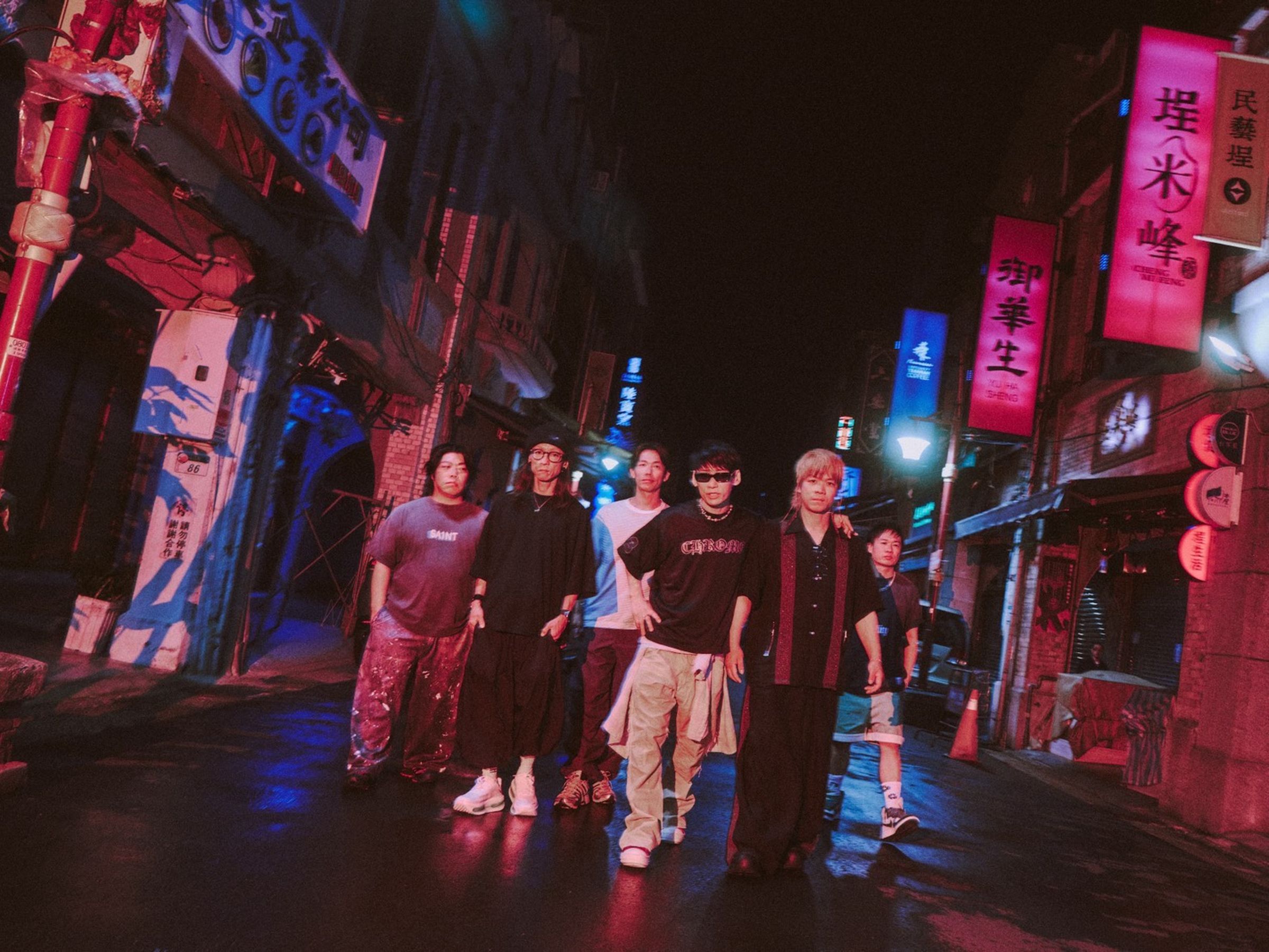 UVERworld特別於來台演出前夕現身台北街頭，拍攝《UVERworld LIVE TOUR 2026 in TAIPEI》台北限定主視覺。（大國文化提供））