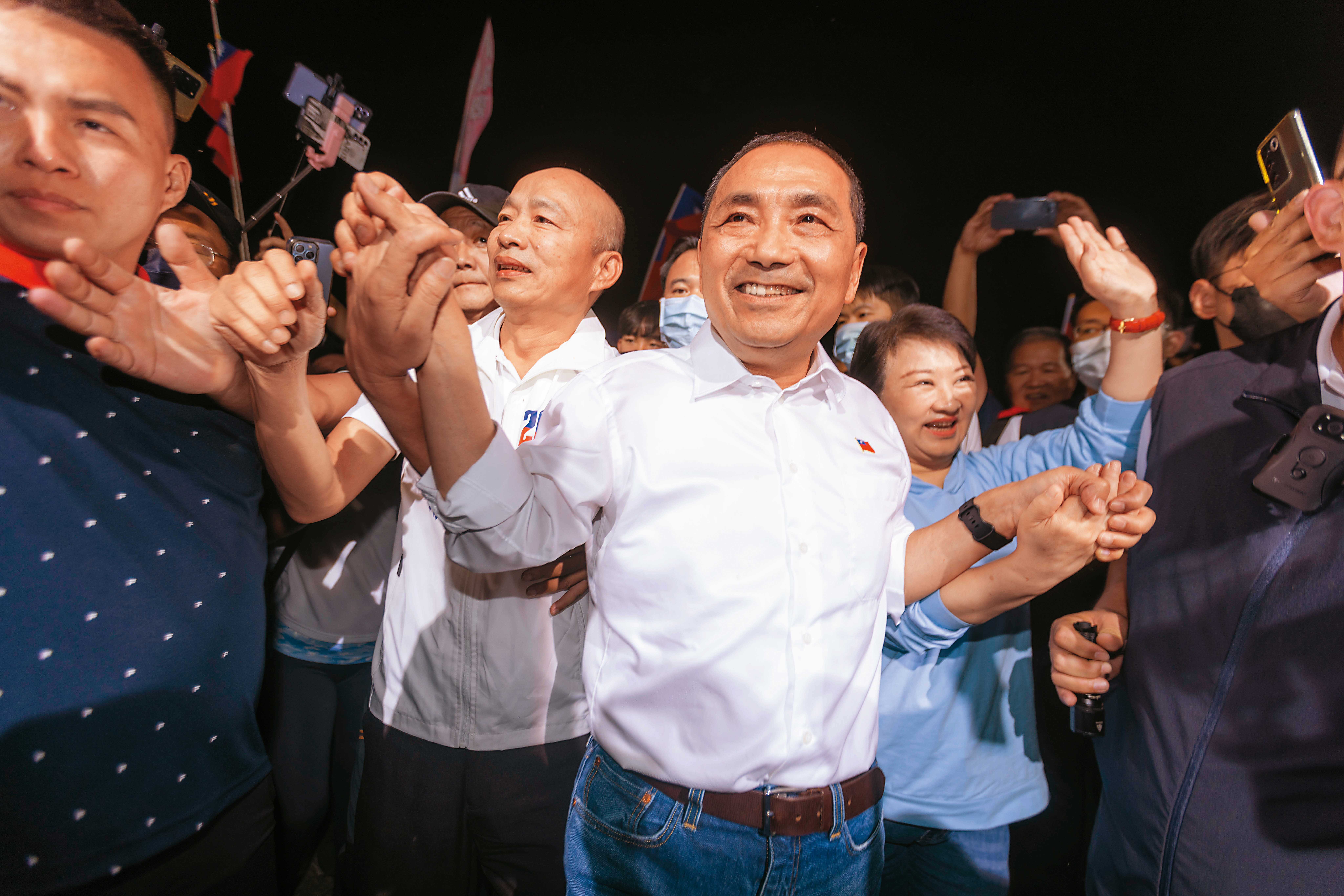 總統副總統登記日前,藍白是否整合牽動侯友宜及國民黨的選局。圖為侯友宜28日在高雄鳳山舉辦造勢,重現「三子」同台場面。(侯友宜團隊提供)