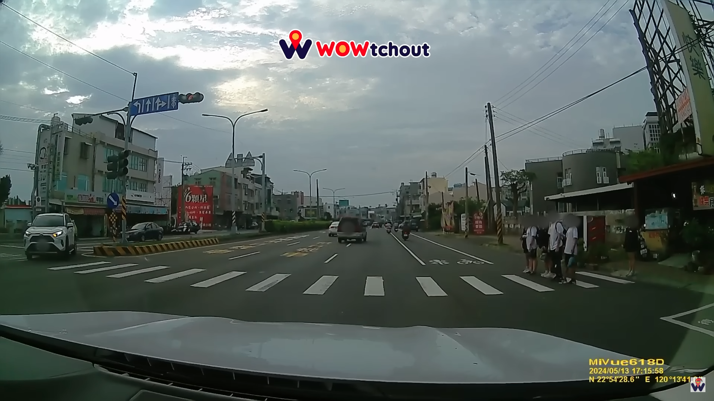 一名網友日前行經高雄市湖內區中正路遇到6位準備過馬路的國中生,但其餘行經的轎車都不願禮讓。(翻攝YouTube頻道「WoWtchout地圖型行車影像分享平台」)