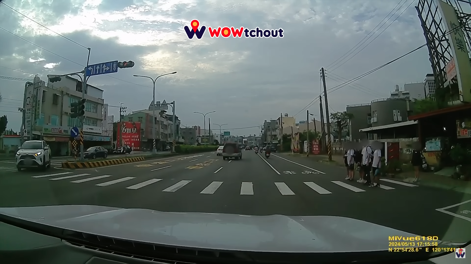 一名網友日前行經高雄市湖內區中正路遇到6位準備過馬路的國中生，但其餘行經的轎車都不願禮讓。（翻攝YouTube頻道「WoWtchout地圖型行車影像分享平台」）