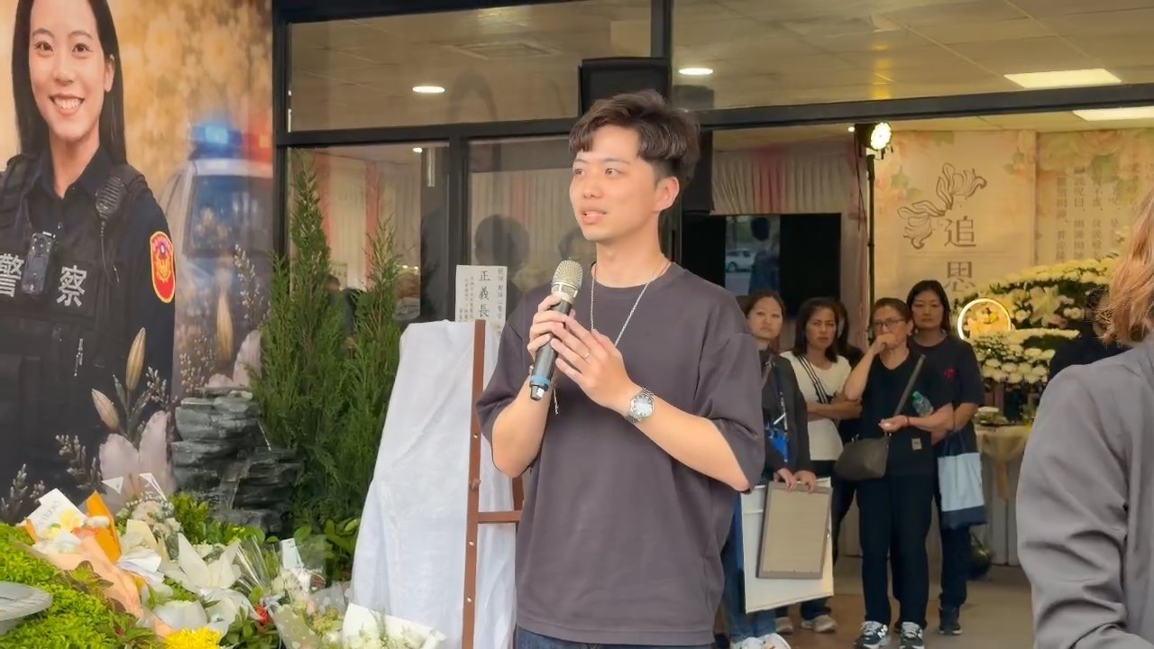 龍姓男友以未婚夫的名義出席告別式,送別摯愛最後一程。(鏡新聞)
