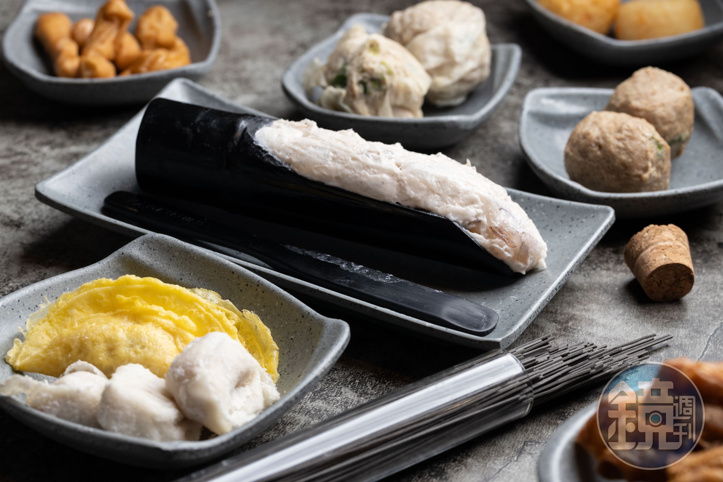 火鍋料可以吃得到基隆土雞蛋餃、澎湖花枝蝦漿、私房牛肉丸、基隆老字號三記魚餃等經典配料,推薦必點「墨魚粉絲」。(50元/份)