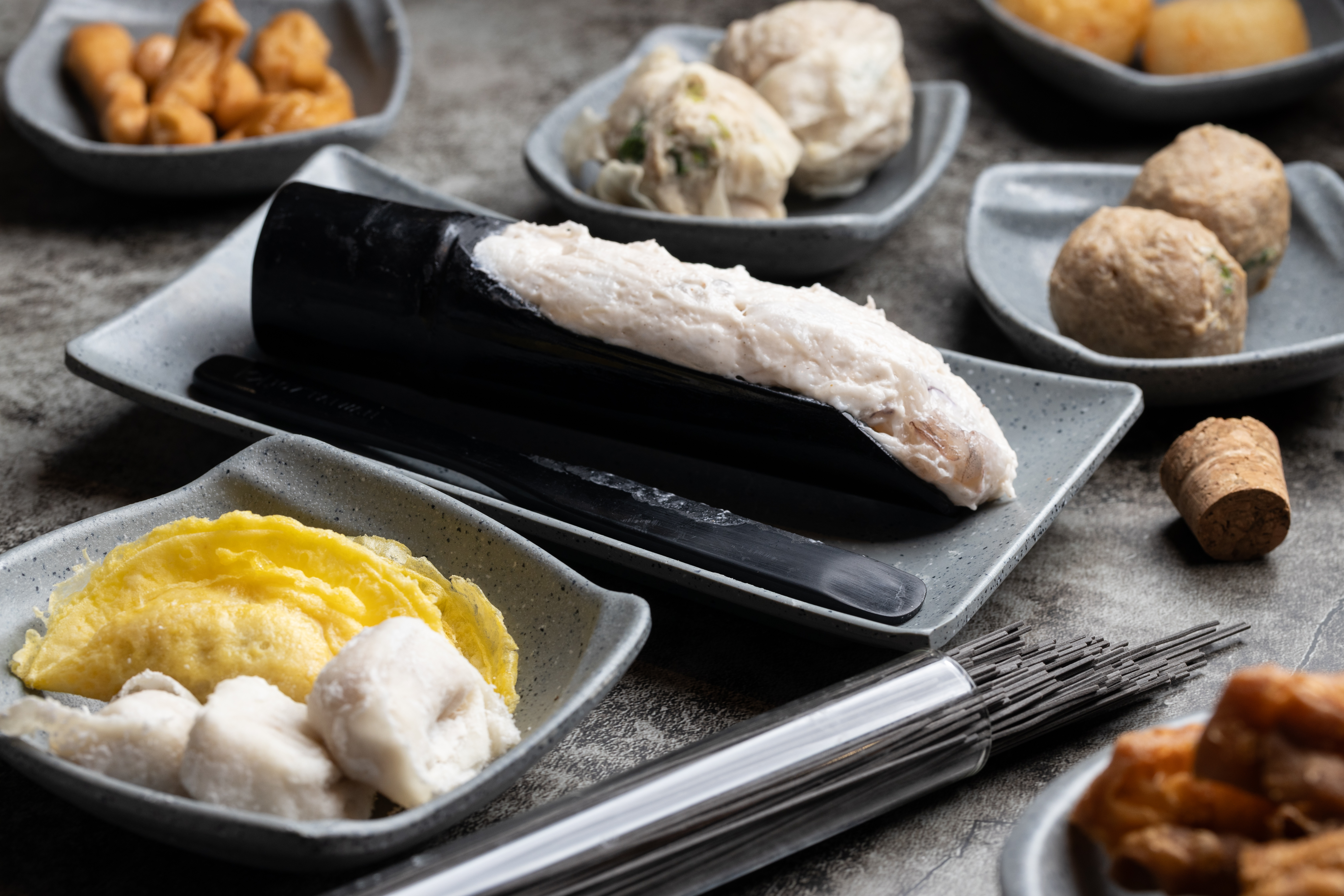 火鍋料可以吃得到基隆土雞蛋餃、澎湖花枝蝦漿、私房牛肉丸、基隆老字號三記魚餃等經典配料,推薦必點「墨魚粉絲」。(50元/份)
