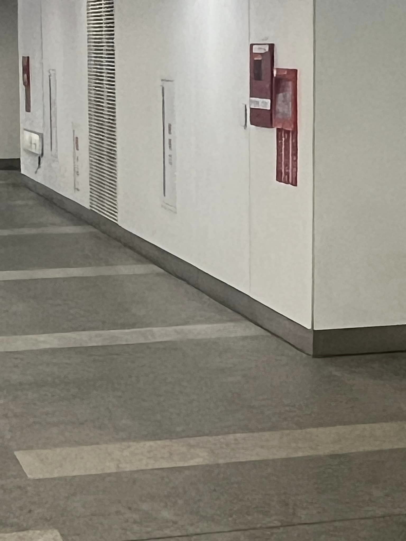 粉專揭露曾目睹街友跑進維修口內睡覺，擔憂安全問題。（翻攝臉書粉專「你們鬼哥の三貓流的某一年夏天」）
