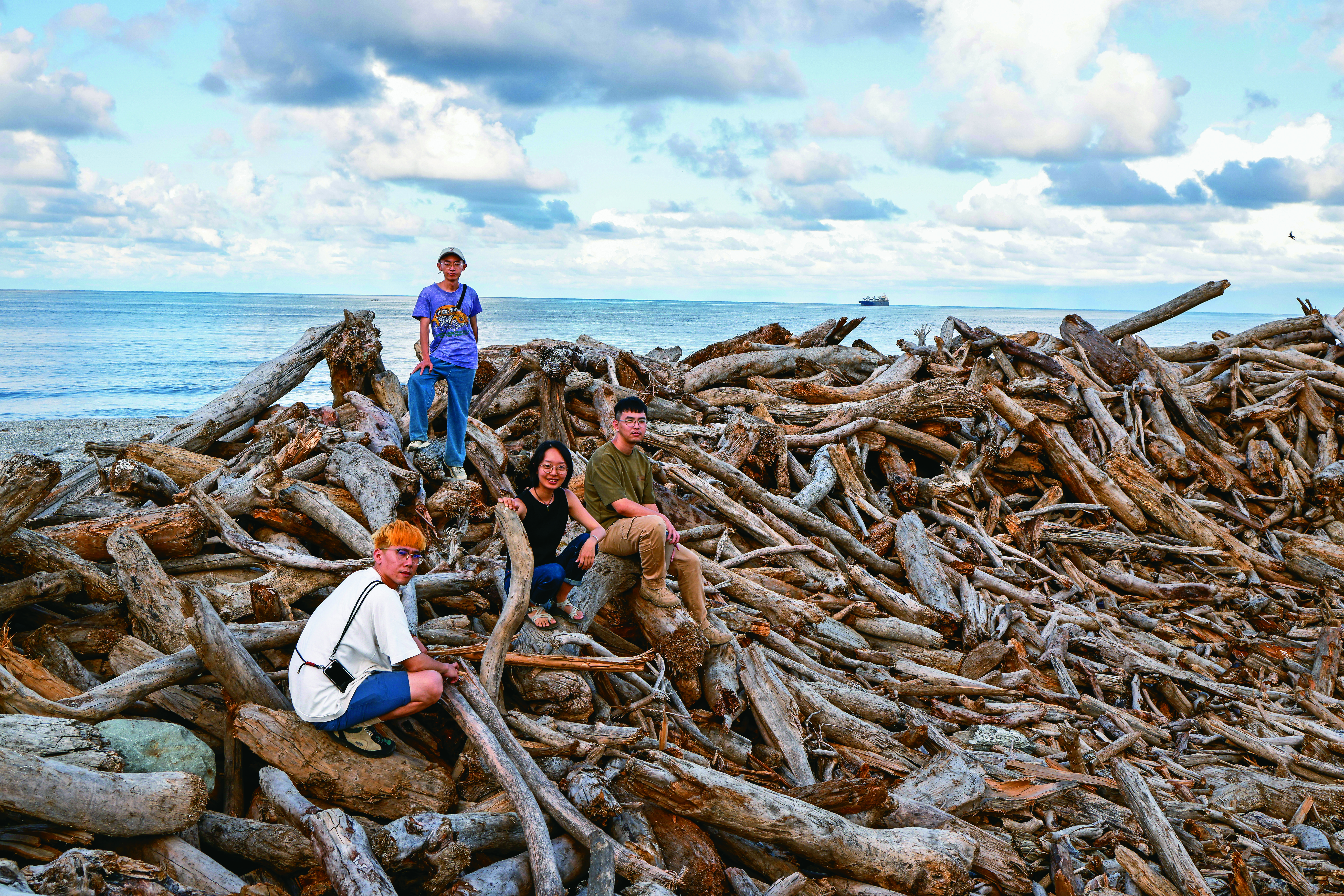 花蓮地震寫生團去年在「跳浪藝術節」展出時，全員人數15人，大家隨機組合、出團，記下花蓮震後的風景變異。前排由左至右為徐立軒、吳優、黃政強，後為王煜松。
