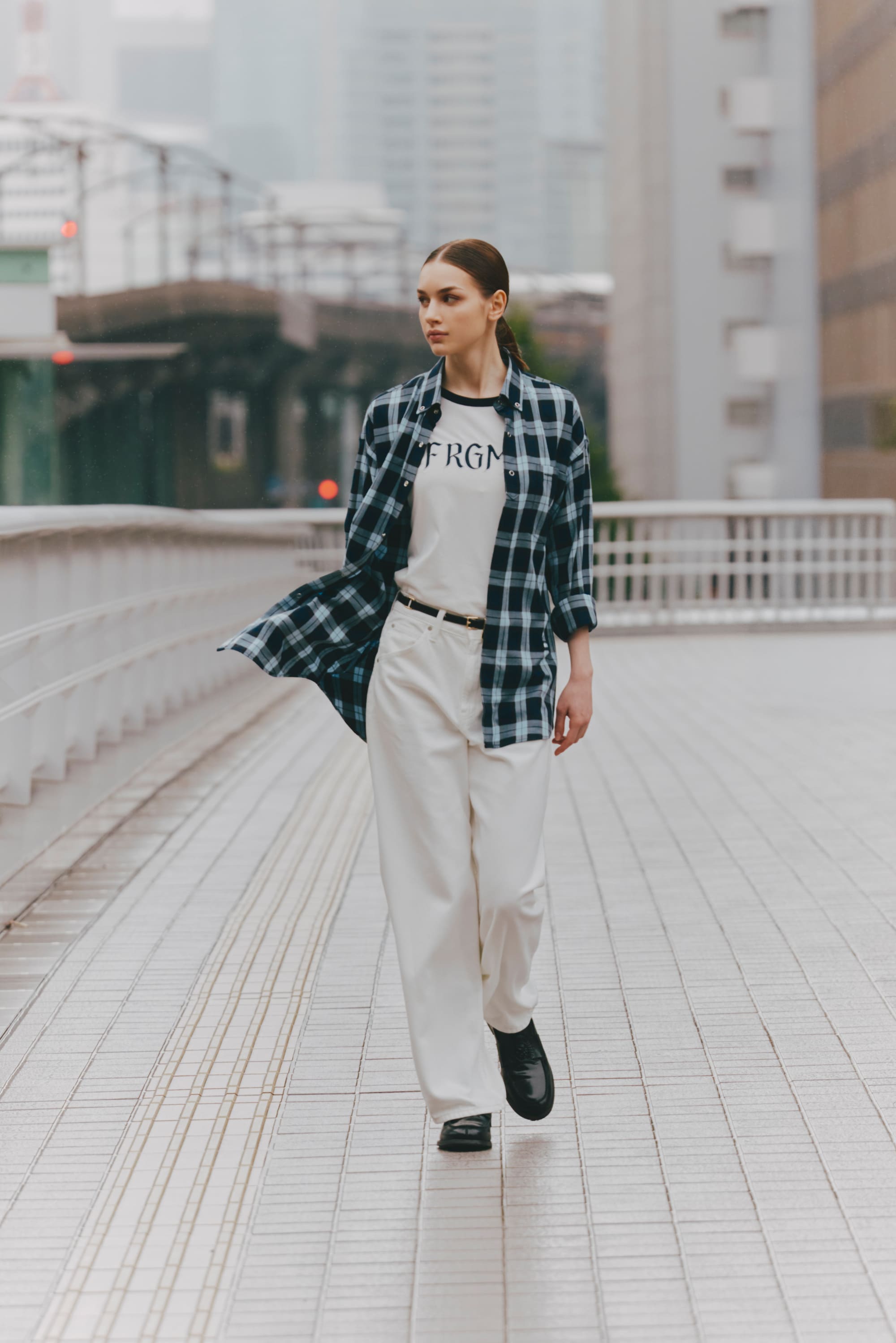 TOMMY HILFIGER x FRGMT寬鬆版棉質針織滾邊棉質T恤。NT$3,780(TOMMY HILFIGER提供)