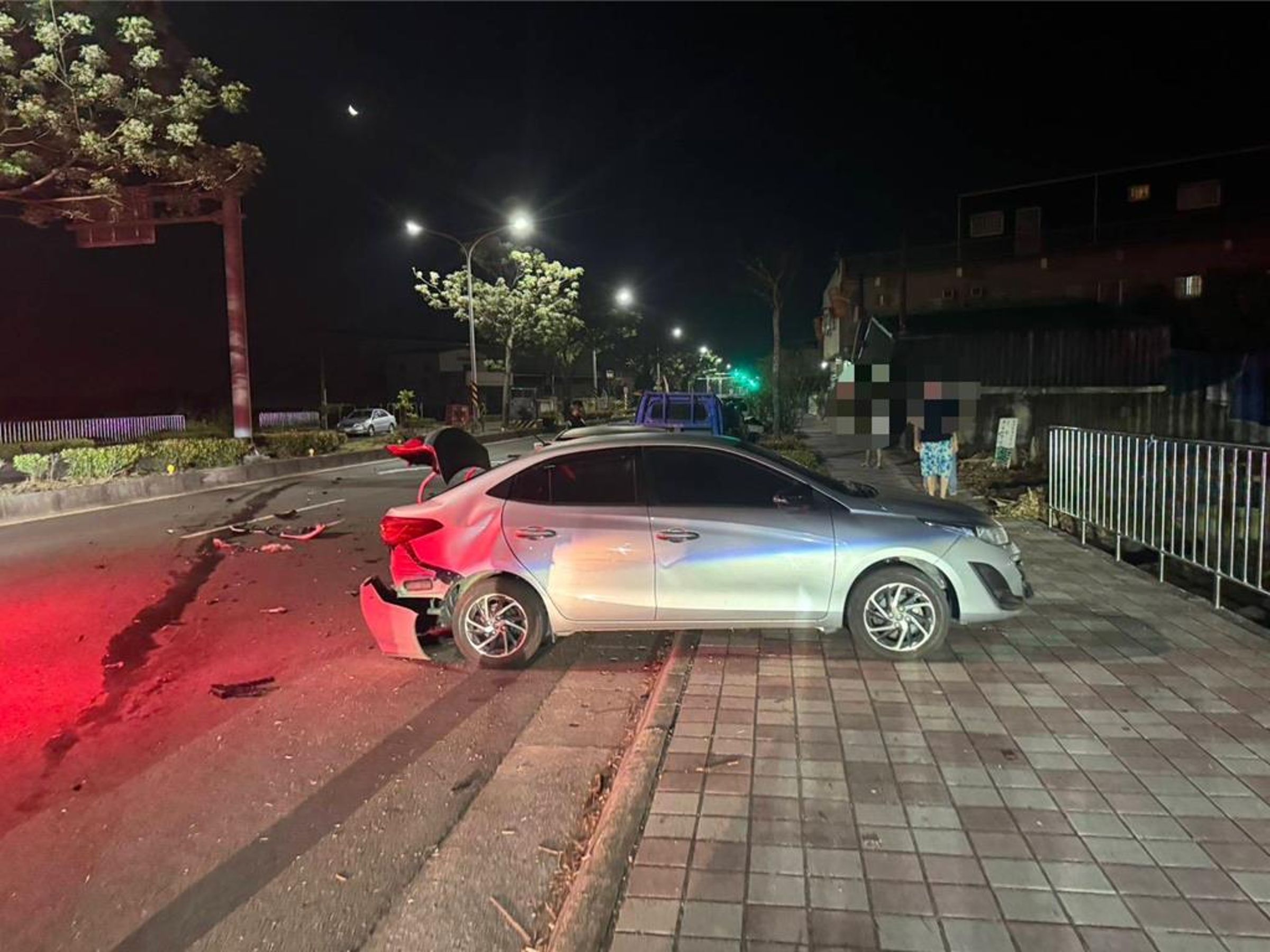 21歲吳姓男子毒駕自撞路邊2輛自小客,現場零件散落一地。(翻攝畫面)