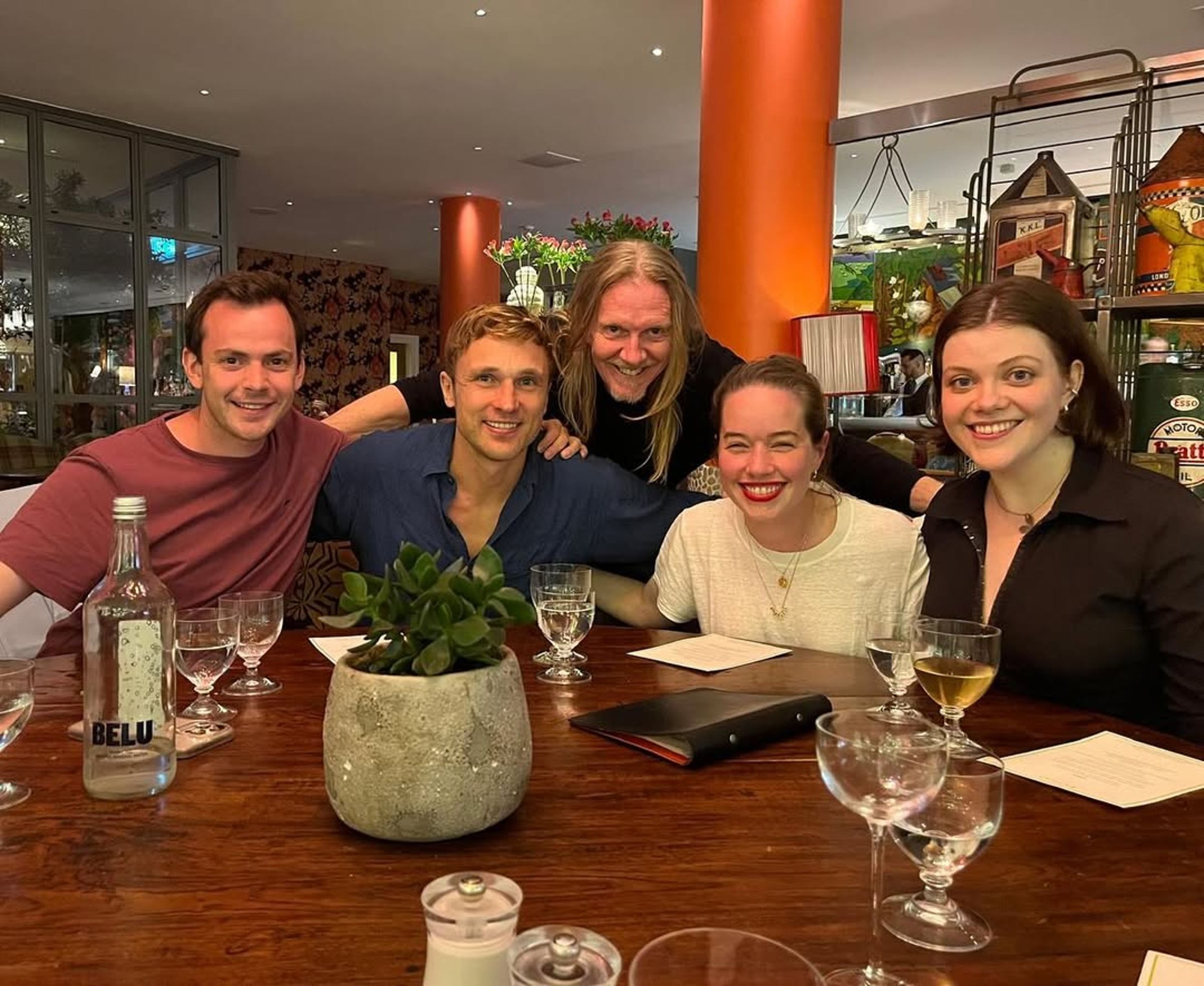 《納尼亞傳奇》4兄妹與導演安德魯亞當森久違合體。(翻攝georgiehenley IG)