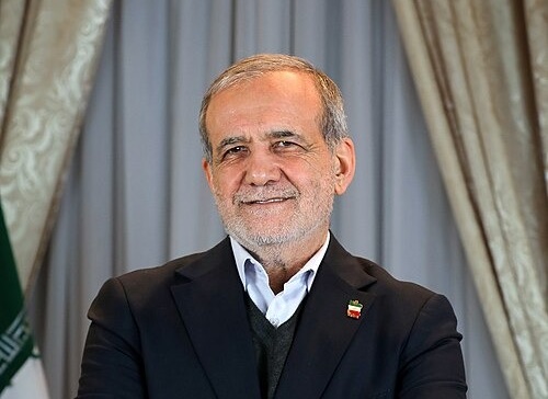 伊朗總統裴澤斯基安（Masoud Pezeshkian）7日才因先前攻擊波斯灣國家致歉，沒想到數小時後，德黑蘭又發動攻擊。（翻攝自維基百科）