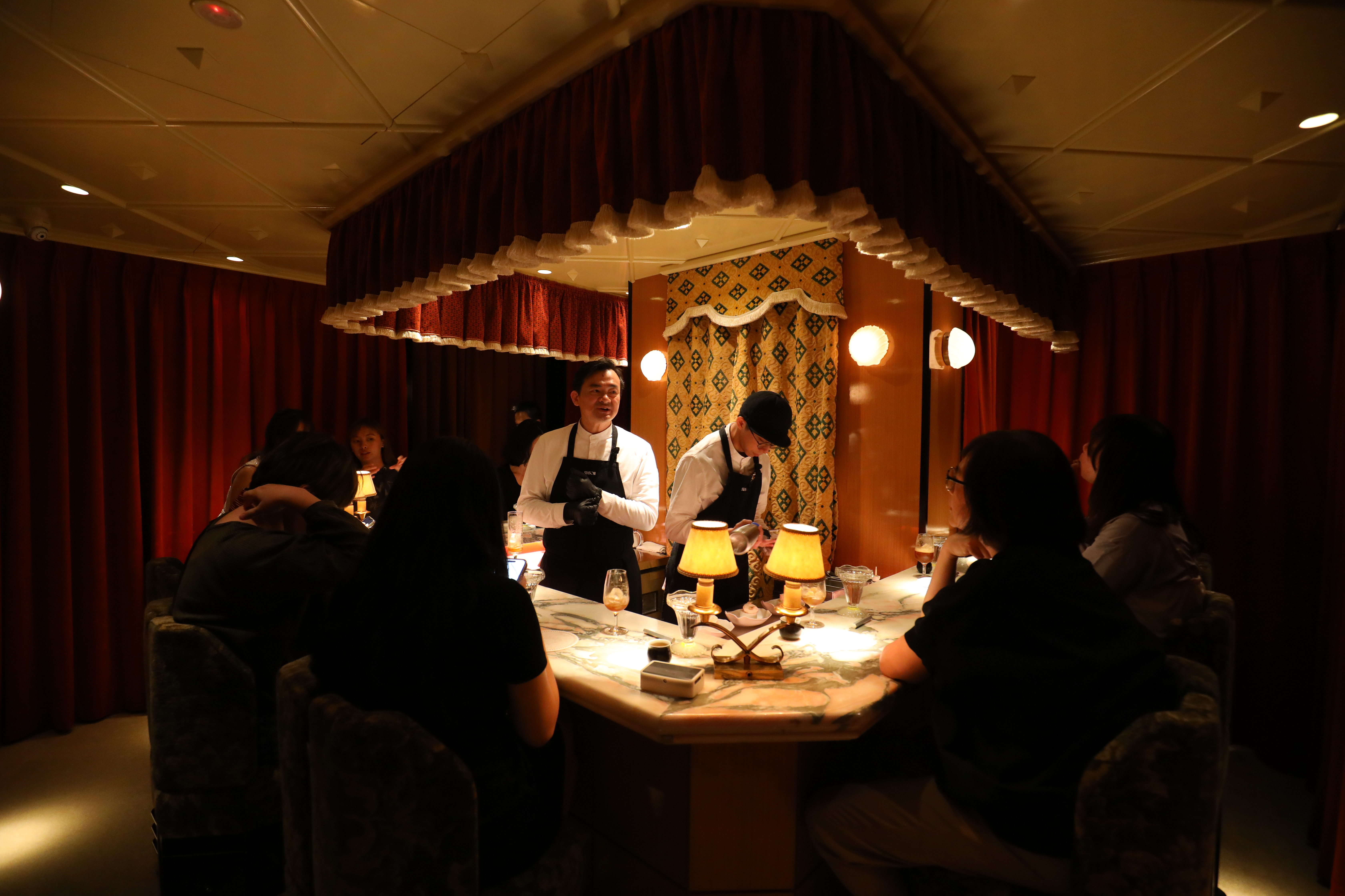 Chef Season大膽打造台灣首見的「Speakeasy甜點師的料理劇場」，並由本人親自出演。