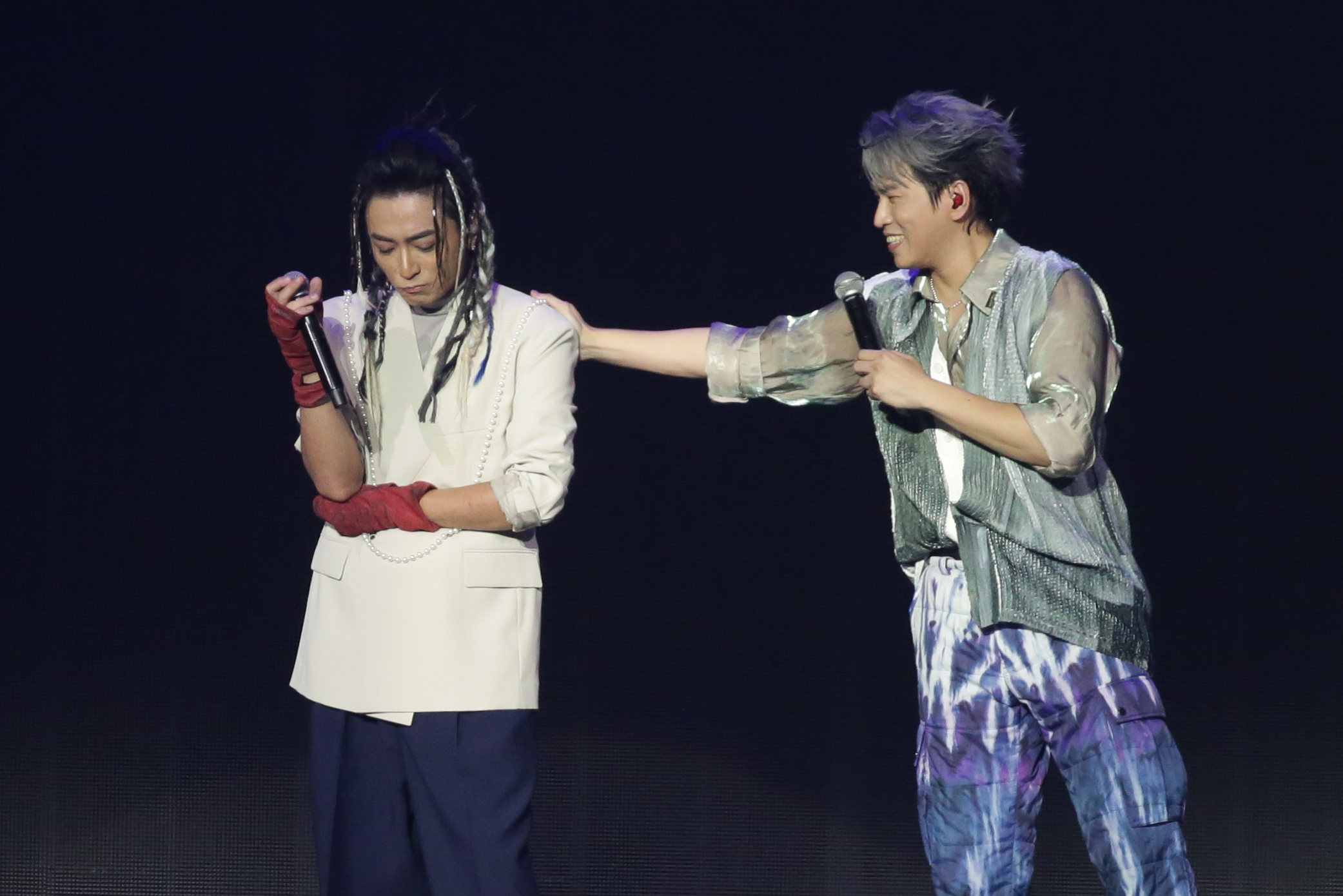 Toro想起退團時的點滴不禁落淚，阿弟安慰他。