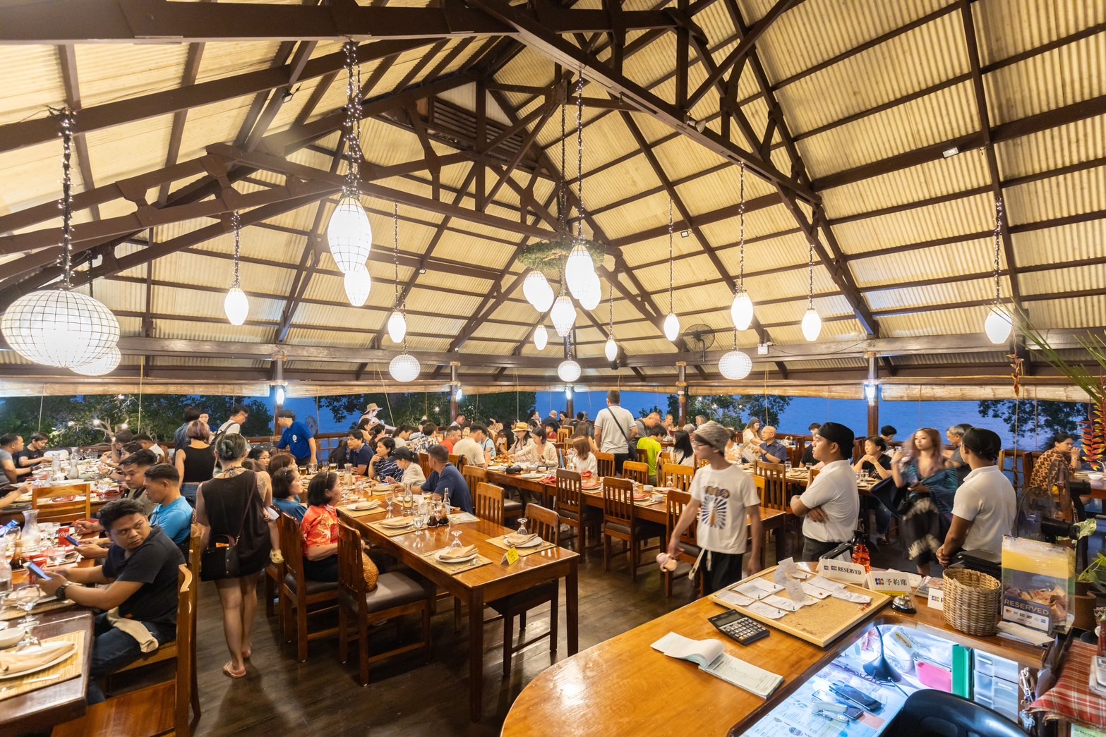 Badjao Seafront Restaurant的用餐氣氛如同樂會般相當熱鬧。 