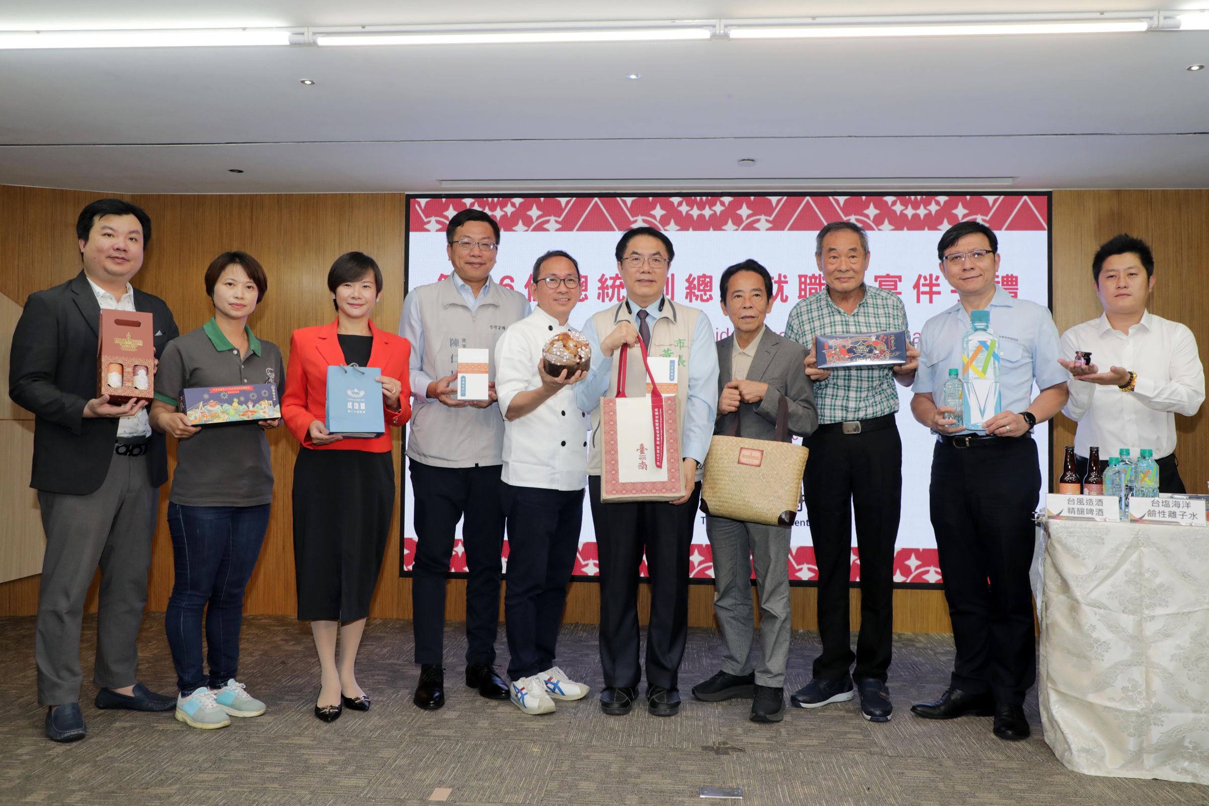 台南市長黃偉哲今日特別邀請府城之聲廣播電台康銀壽董事長與伴手禮廠商,共同舉行開箱國宴伴手禮記者會。(台南市府提供)