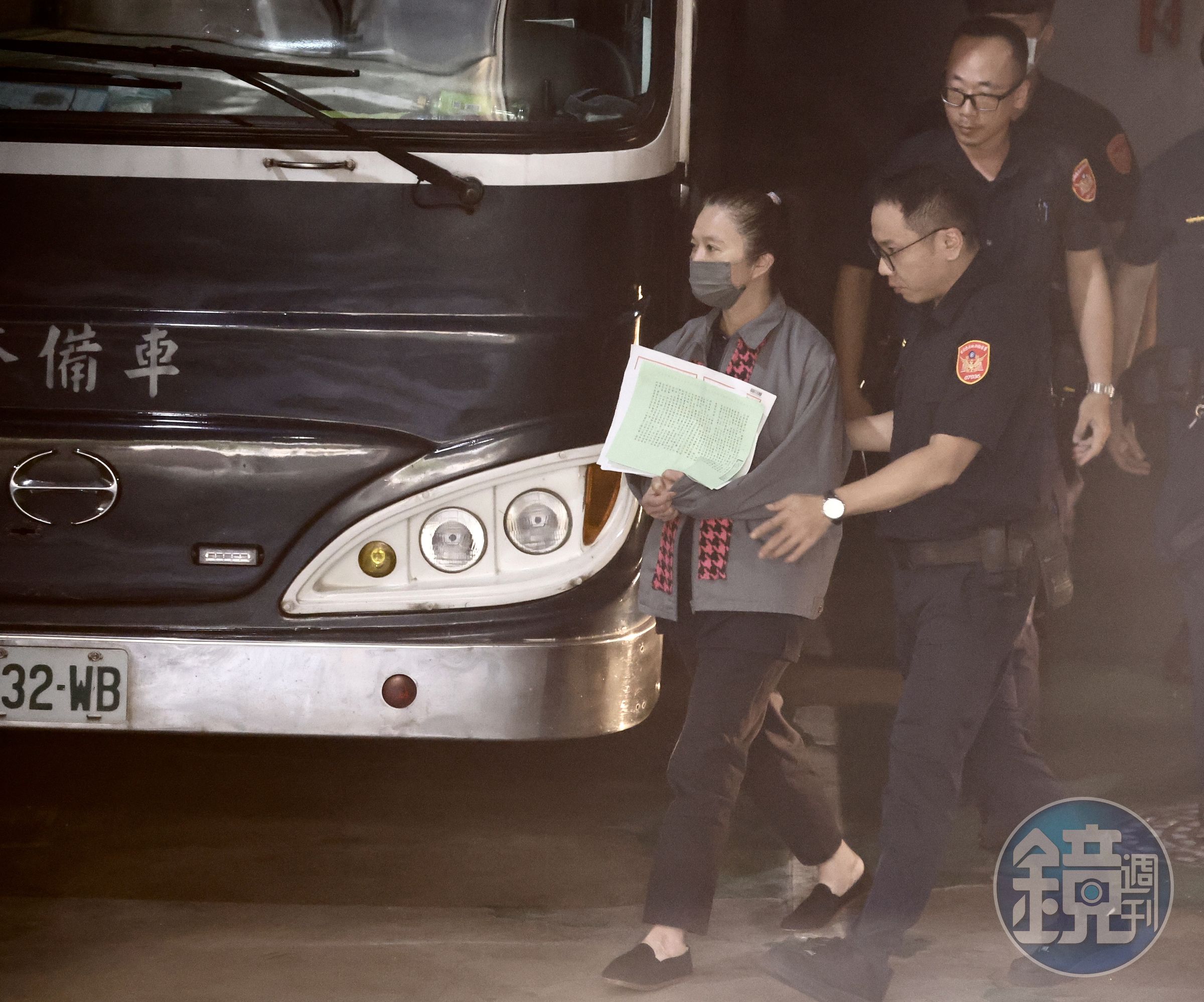 應曉薇頭綁馬尾並戴灰色口罩現身，手銬則依舊用紙張擋住。