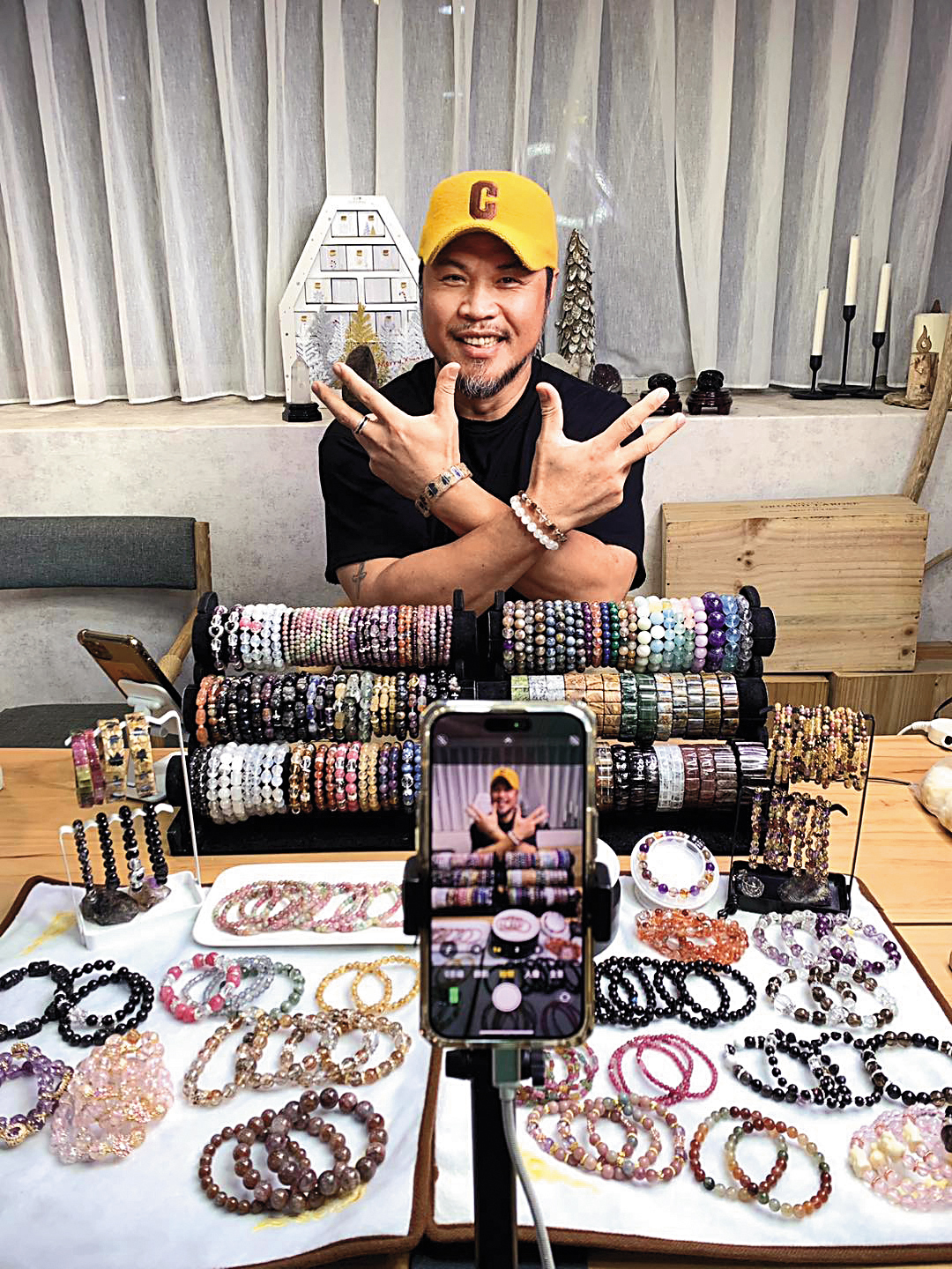 演藝圈通告量變少，陳致遠多元化經營副業，曾在網路開直播賣水晶，維持生計。（翻攝自陳致遠&林秀琴的樂fun人生臉書）