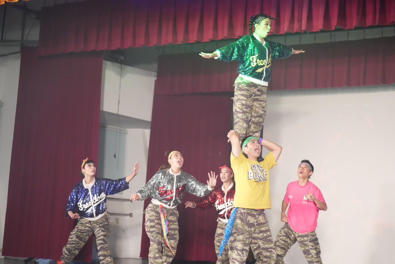 「紙風車368鄉鎮市區兒童藝術工程」昨（2日）克服惡劣氣候，將《戲劇萬花筒》呈現給馬祖東引的150名學生與居民們觀賞。（紙風車劇團提供）