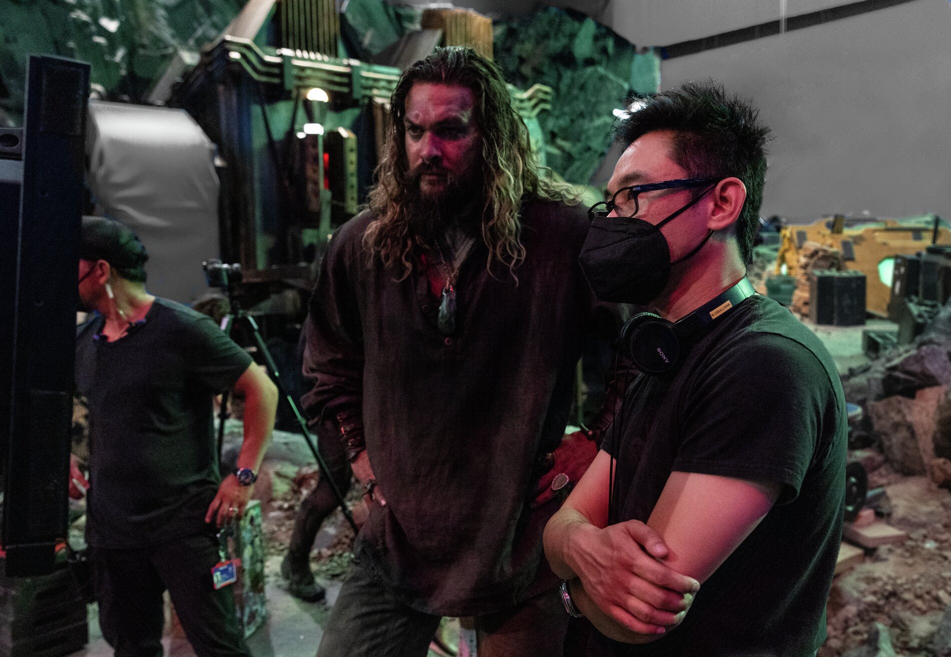 傑森摩莫亞（左）與溫子仁（右）成了安珀赫德心理諮商師報告筆下難搞的工作夥伴。（華納兄弟提供）