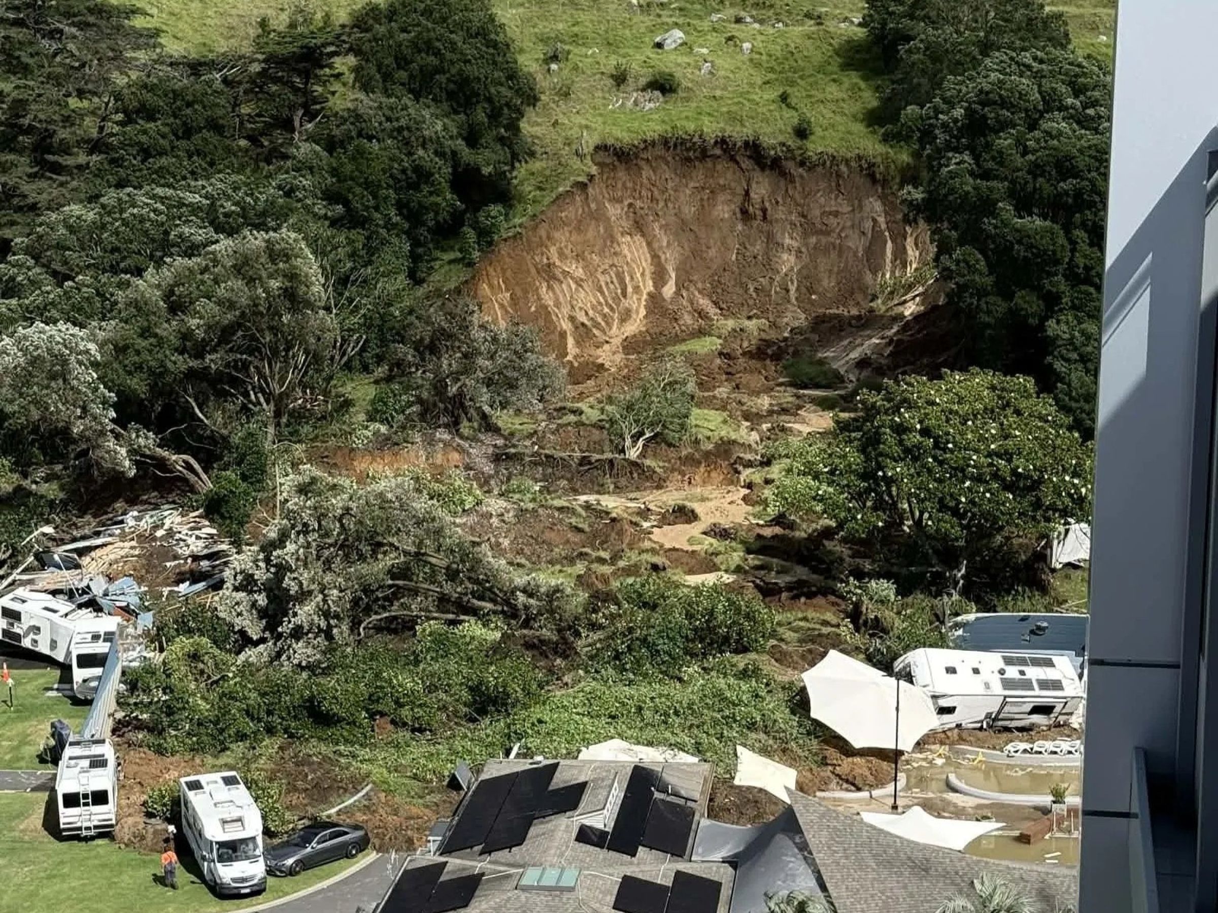 紐西蘭北島知名旅遊景點芒格努伊山（Mount Maunganui）22日上午發生山崩。（翻攝自X）