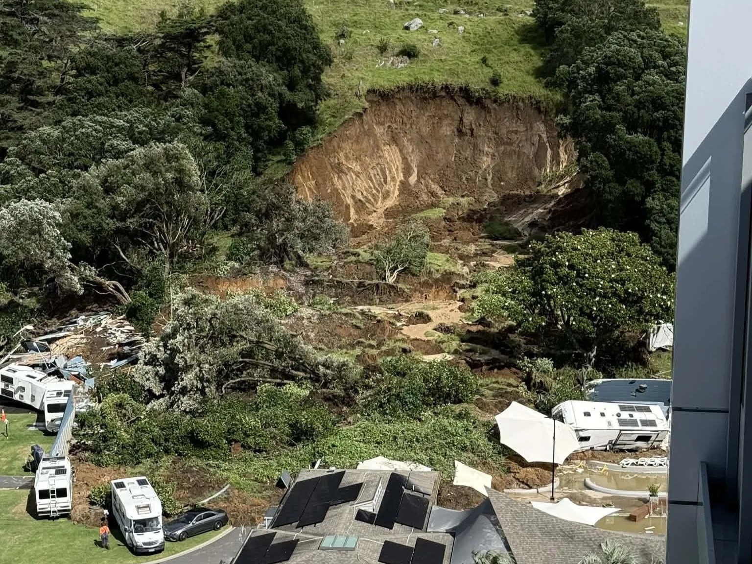 紐西蘭北島知名旅遊景點芒格努伊山(Mount Maunganui)22日上午發生山崩。(翻攝自X)